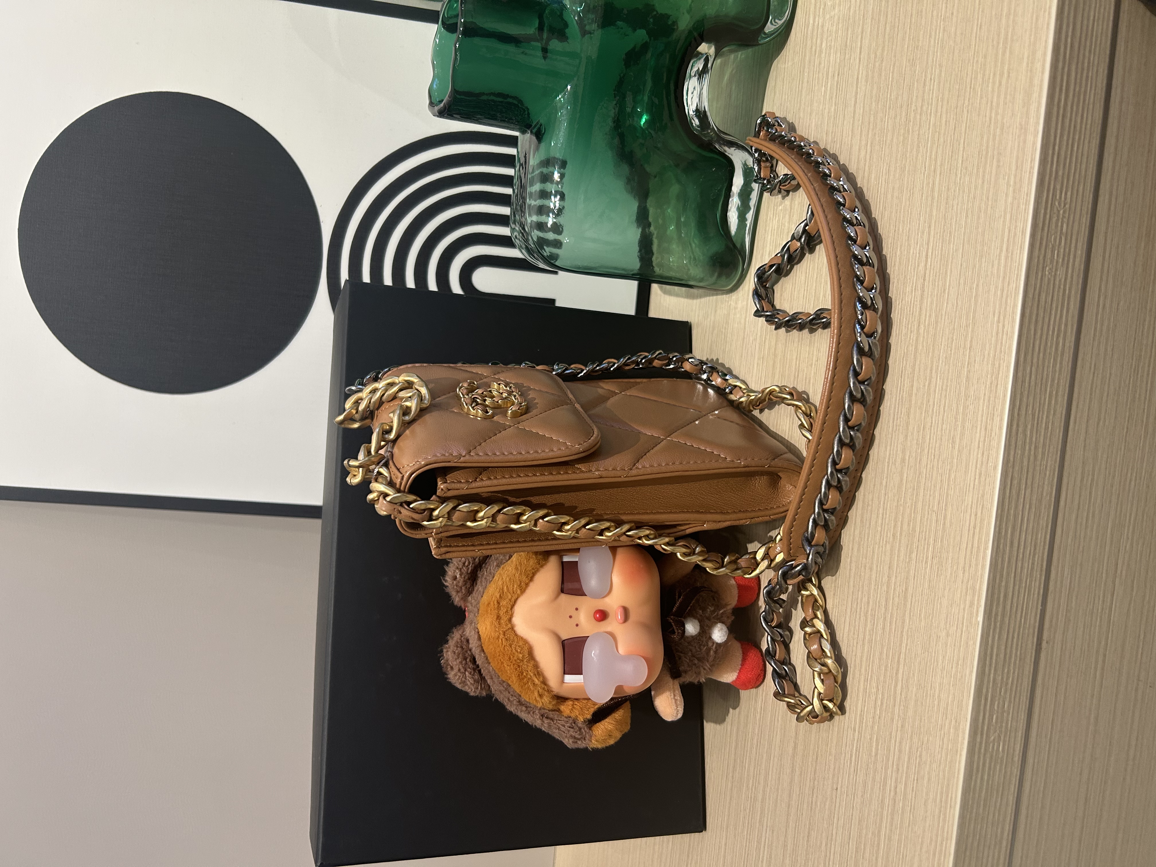 Chanel 19 clutch with chain phone woc 100%Authentic ,98%new ✅專門店收據✅晶片✅dust bag✅box 