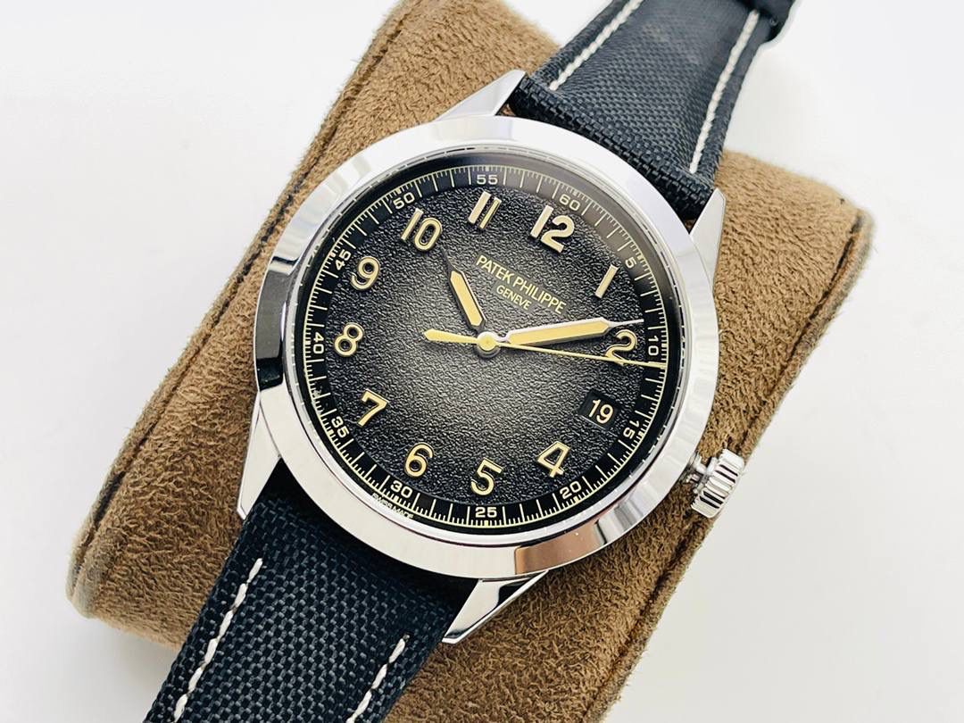 市场最高版本 百达.翡丽Calatrava系列Ref.5226G-001腕表！ 1⃣️表壳：百达Calatrava系列表款便因其圆润流畅的表壳形状享有盛名。百达.翡丽以这一特点为墓础重新设计该表款，在表壳侧缘雕饰巴黎钉纹。 2⃣️设计师还开发出一种特殊表壳结构，令表耳与表壳底盖融为一体，从而使巴黎钉纹全面覆盖表壳侧边。 3⃣️根据原装开模，壳套设计贴合原装！ 4⃣️字面：炭灰色表盘流露复古韵味，边缘呈黑色渐变效果，其微妙粒纹令人联想起古董相机外壳。 5⃣️表盘搭配覆米色荧光涂层的白金立体字块，以及低调内敛的"轨道式"秒钟刻度。 6⃣️白金针筒型时针及分针覆米色荧光涂层。3字位位置设有日期视窗，采用米色字块！ 7⃣️搭配黑色背景机芯：采用进口9015为基础机芯并加以改装升级！机芯夹板桥经倒角，边缘作细意打磨，大小夹板饰以鱼鳞纹、日内瓦波纹，夹板表面有包金雕刻，螺丝凹槽经打磨和倒角，所有细节尽善尽美，同时印有百达翡丽经典双P印记！ 8⃣️表带：全新Ref.5226G-001 表款有两款可互换表带，一款为米色绒面小牛皮，另一款为黑色小牛皮，饰有压花纹理图案和米色缝线。两款表带均搭配白金针扣，同时配备快拆生耳，让更换表带操作更加便捷！