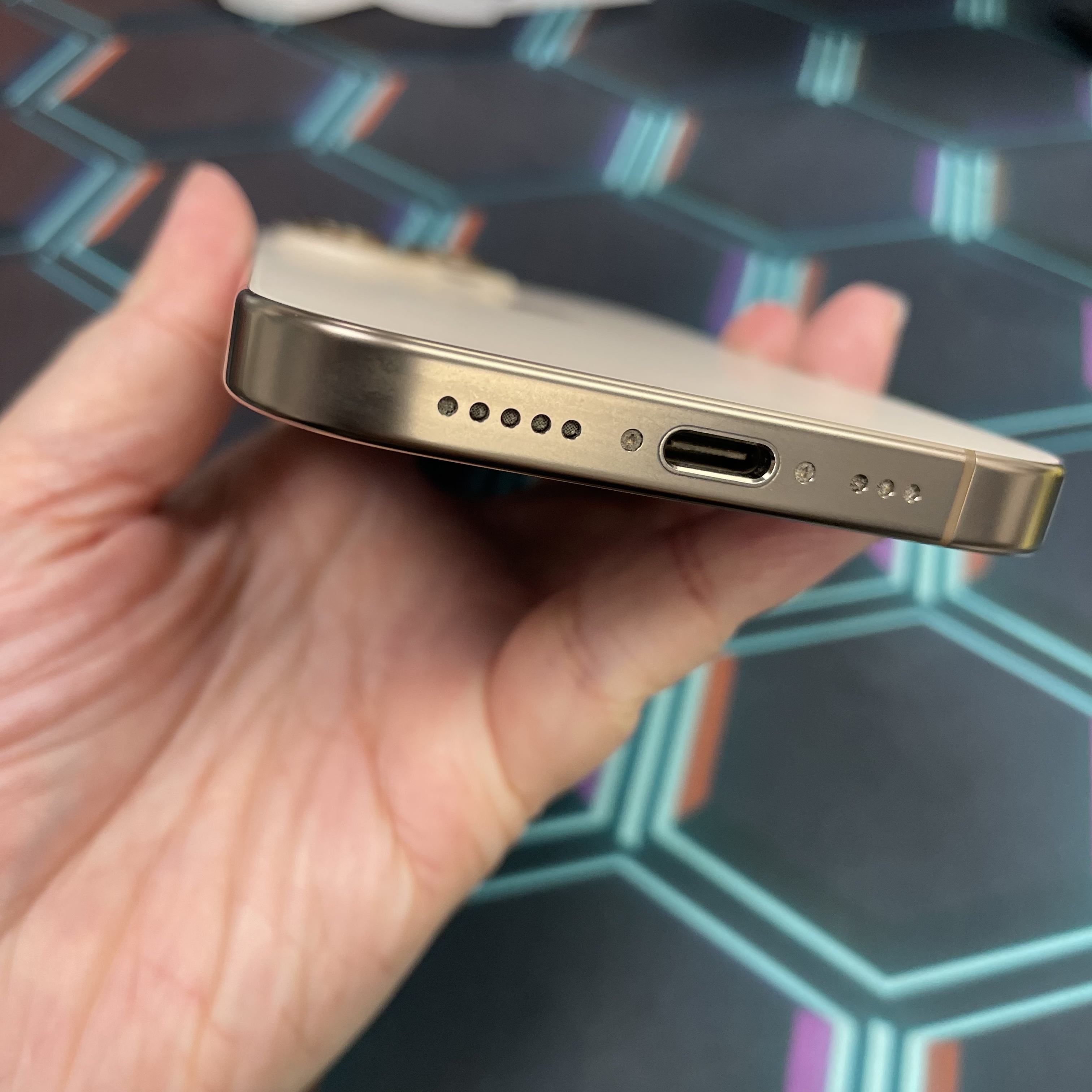 *8332 16 Pro 完美機 1TB 電87 沙色 gold