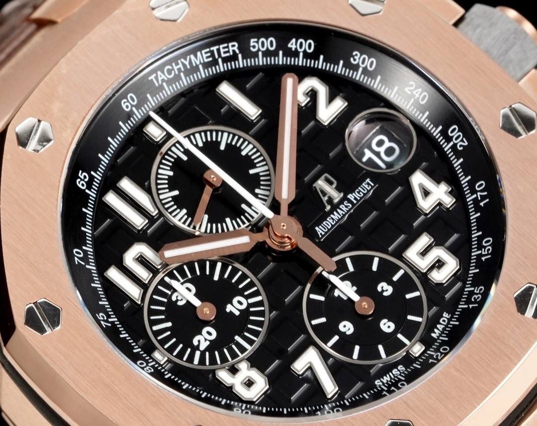 TK Factory皇家橡树离岸型26400/26238/26470系列正式登场！款式最全，做工最好的爱彼计时款腕表来了，有做工好的顶级货，廉价的小厂货就别去考虑了！ 1，机芯采用12位小秒的定制版3126计时机芯，完美还原原版所有功能。经过精密打磨，大大加强了其稳定性。 2，其中碳纤维系列表壳采用全新碳纤维复合材料——「Carbon TPT® B.4」打造，这种高科技材料比常规 Carbon TPT® 密度提高4%，纤维硬度提升15%，树脂强度提升30%，材料结构经过各项异性优化，保持轻盈同时无比坚韧，提供迄今最强的抗冲击性能。 3，字面颜色均采用目前最先进电镀技术，非几年前的简单喷漆技术。每一个巧克力格纹装饰，通过CNC级别打磨，无限接近原版。 4，同步原版搭载微微活动头粒，胶带采用进口氟橡胶材质，皮带采用美洲鳄鱼皮材质，更加耐磨耐造。