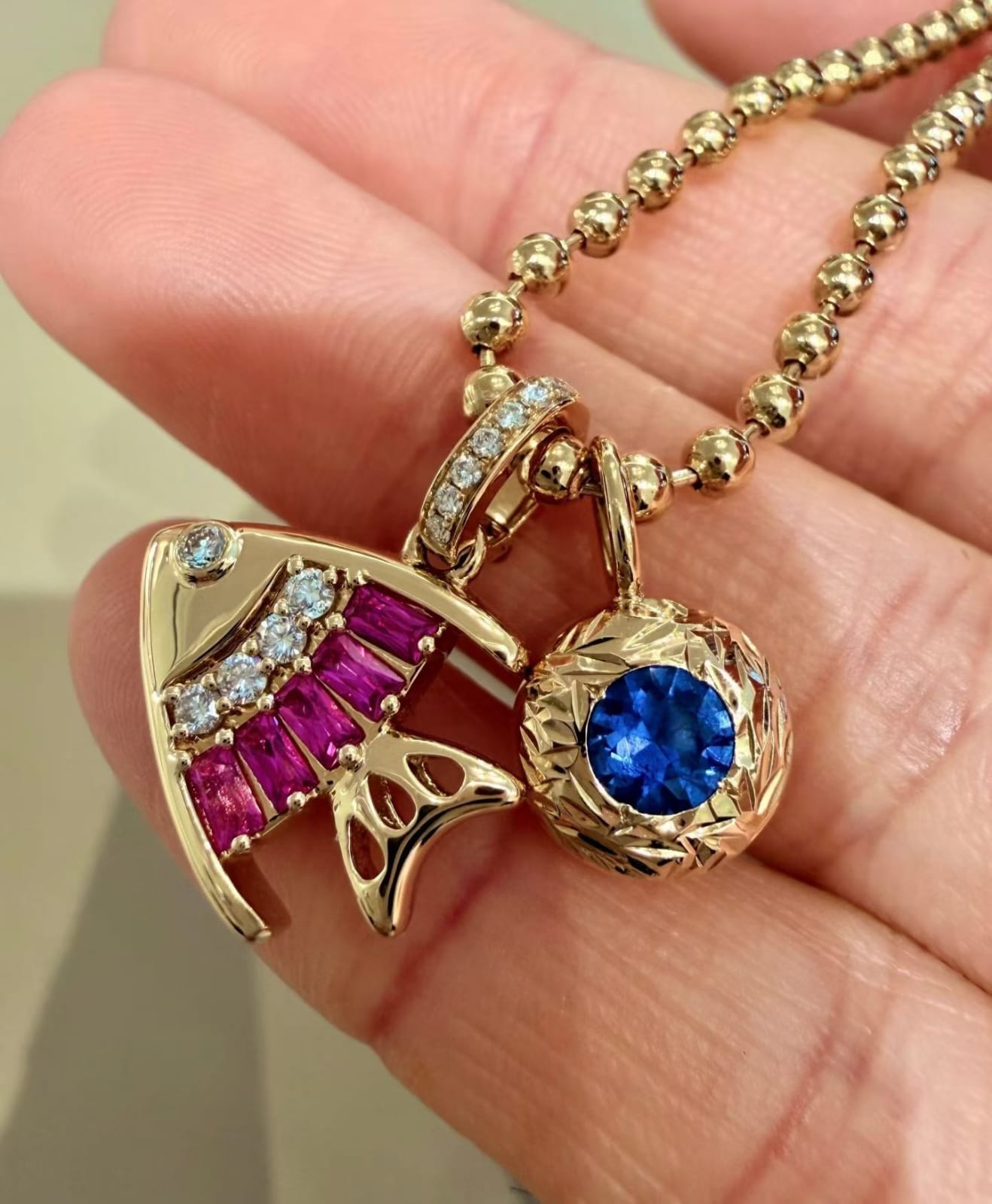 精緻金魚造型吊墜項鍊，鑲嵌紅寶石與藍寶石
