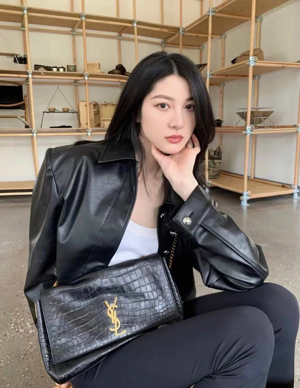 经典王🔥 ys1 kate双面鳄鱼纹/麂皮棕中号🐻 我个人很喜欢的一只ys1 一只包有两种风格(双面能用) 春夏用牛皮面，秋冬用麂皮面 有没有和我一样不喜欢定型包的姐妹 就喜欢这只双面kate软piapia的随性感☺️ 容量贼大，自重还轻，爱了爱了～ 28.5×20×6cm553804m