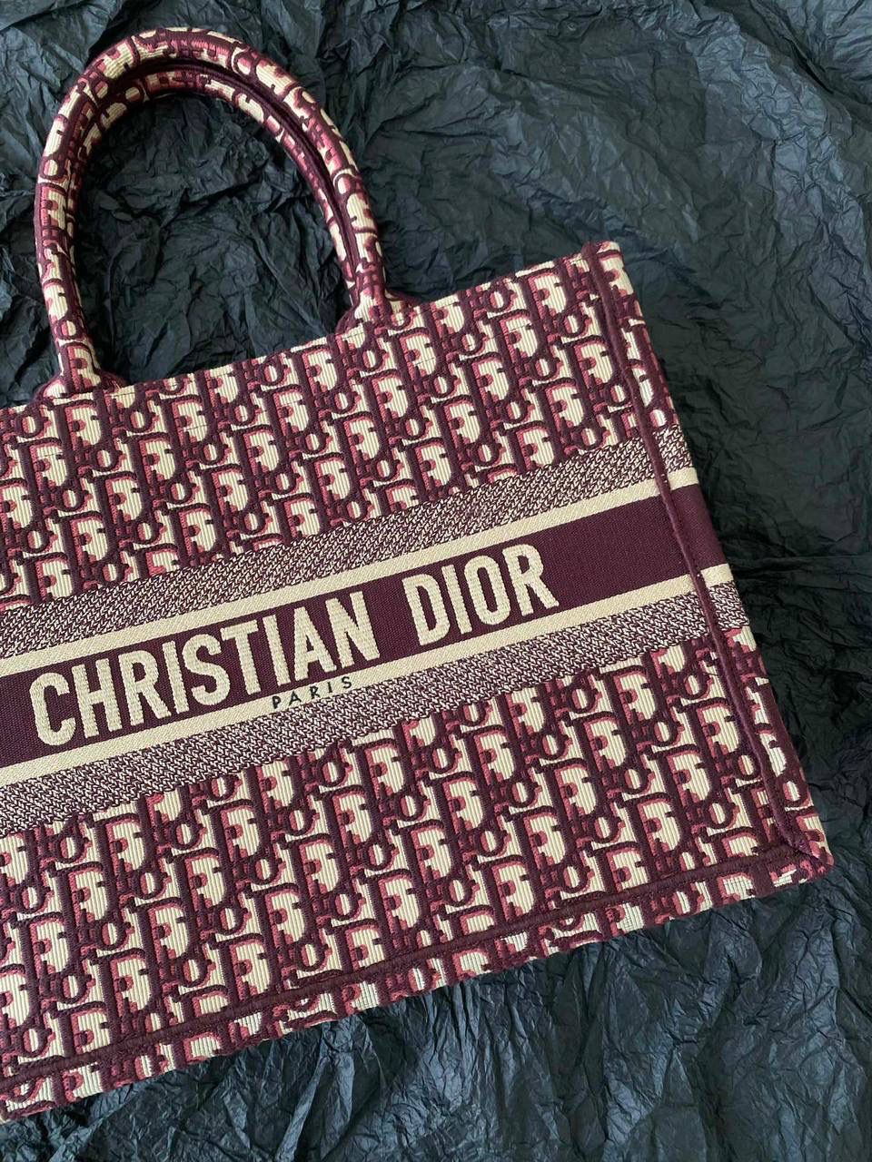 🈶老花红，中号 𝗗𝗜𝗢𝗥 𝗕𝗼𝗼𝗸 𝘁𝗼𝘁𝗲 购物袋 火遍大街小巷，席卷整个时尚圈 浓厚的复古艺术气息简直是行走的艺术品 全手工立体刺绣 凹凸有致 超大容量🤩❤️‍🔥 特别适合想把整个家带出门的姑娘 妈咪袋 公文包 旅行出游好帮手 时髦精人手一只的经典款💼 36×27×16cm