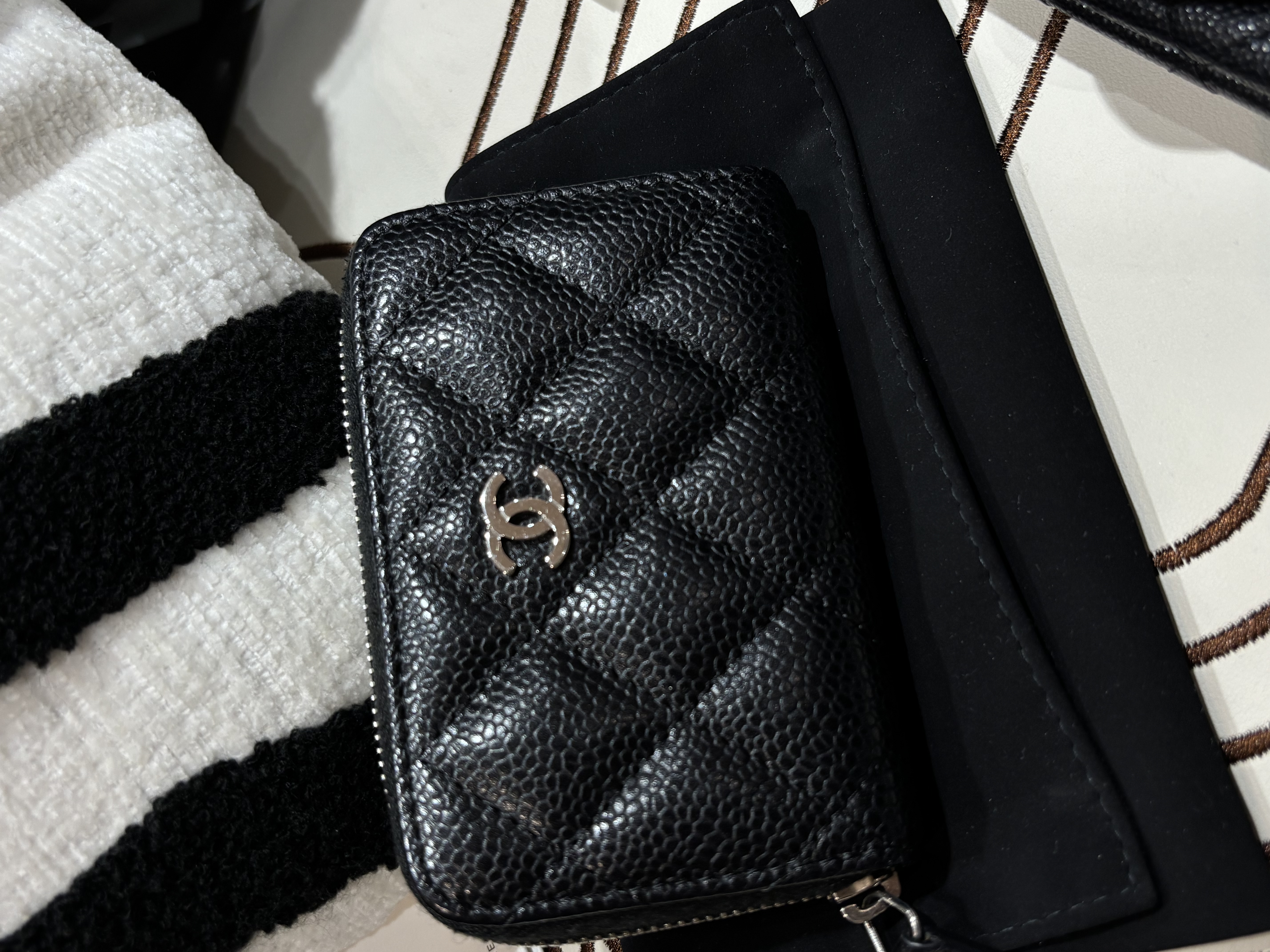 Chanel zip coin purse card holder wallet 100%Authentic, 98%New  ✅24card✅Dust bag 