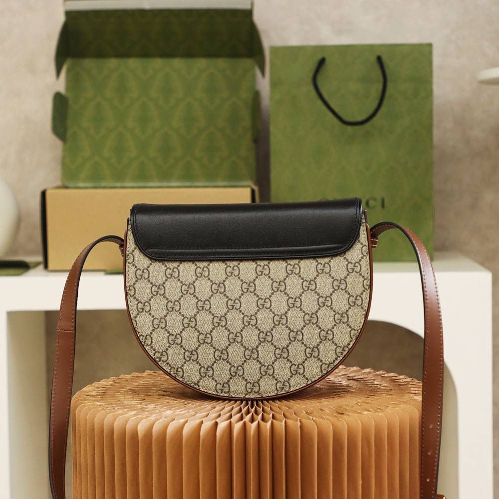 𝙋𝙖𝙙𝙡𝙤𝙘𝙠系列原厂皮#644524#月亮包🌙 ☞尺寸：22*19.5*6.5cm ℙ𝕒𝕕𝕝𝕠𝕔𝕜系列全新推出月亮包造型， 还是一如既往的经典味道，采用月亮造型看起来更加复古有味道，标志性的小锁扣元素，完全不张扬，更加有内涵的样子！ 原汁原味的原材料，加上我们匠心的精神，完全就是诠释了该有的模样！🔥🔥