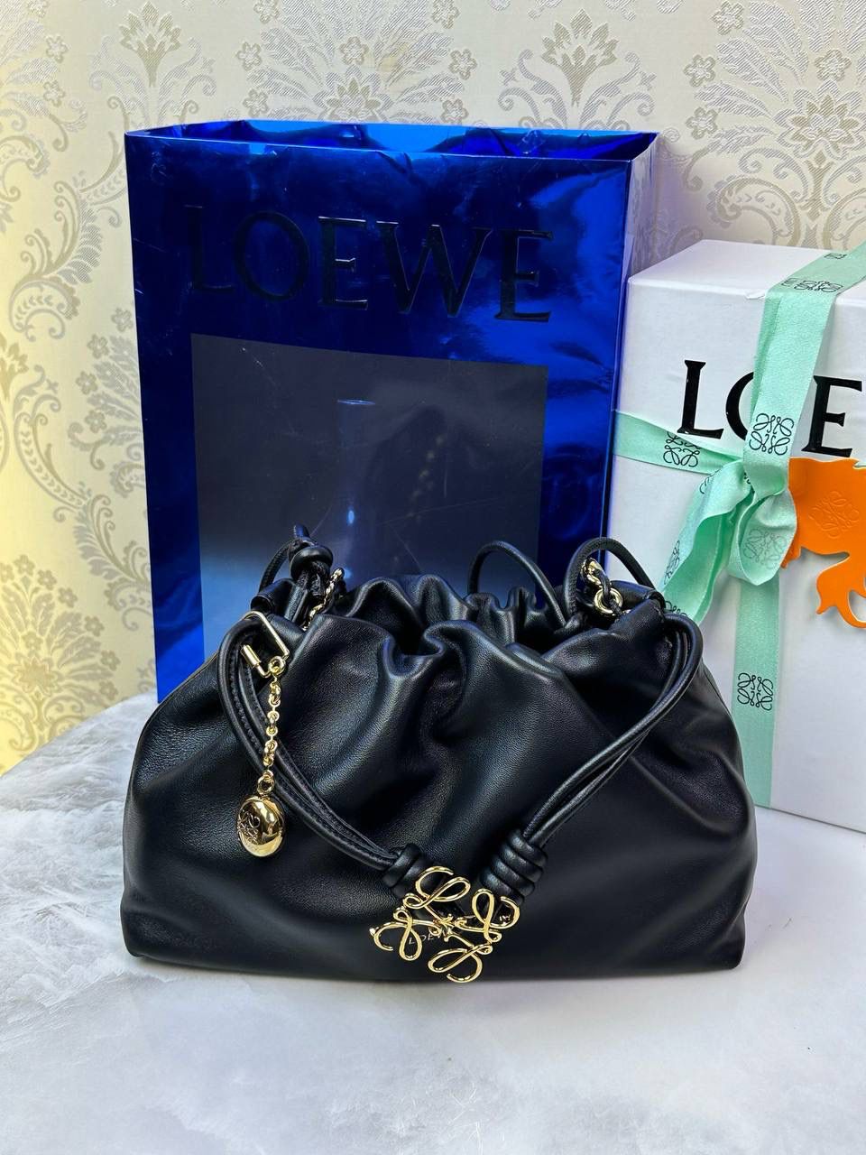 论一个包💼如何变得更高级系列‼️ 👉🏻胸针➕宽肩带➕球吊饰 （特别提醒⏰：所有配饰都需要另外购买‼️）