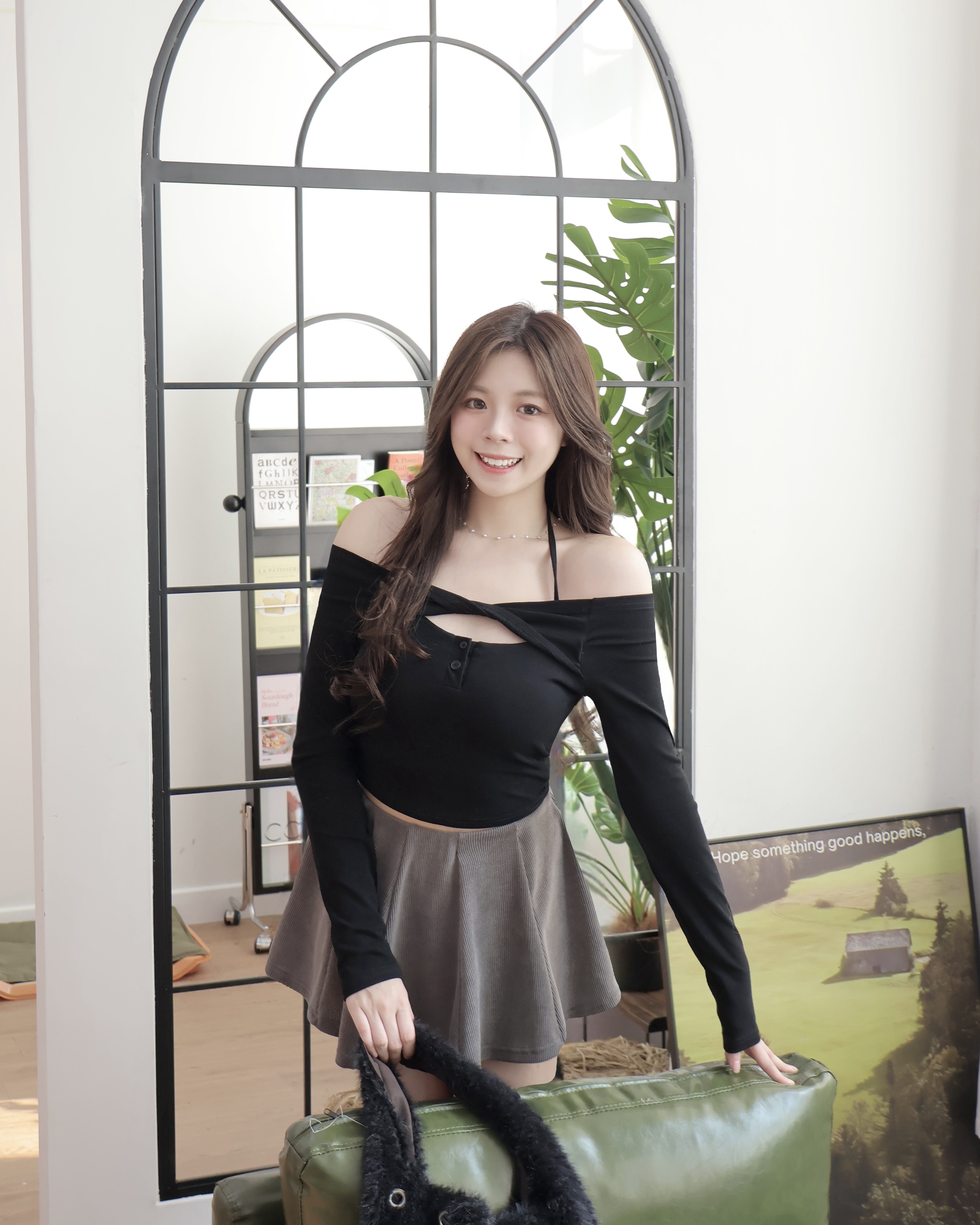 【 ⋆⚡️🖤回頭率100✨小心機 & 方便性兼備！鏤空扭結掛頸連PAD上衣˶˙ᵕ˙ )ﾉﾞ】 Psycho Twist Crop Top(三色入)