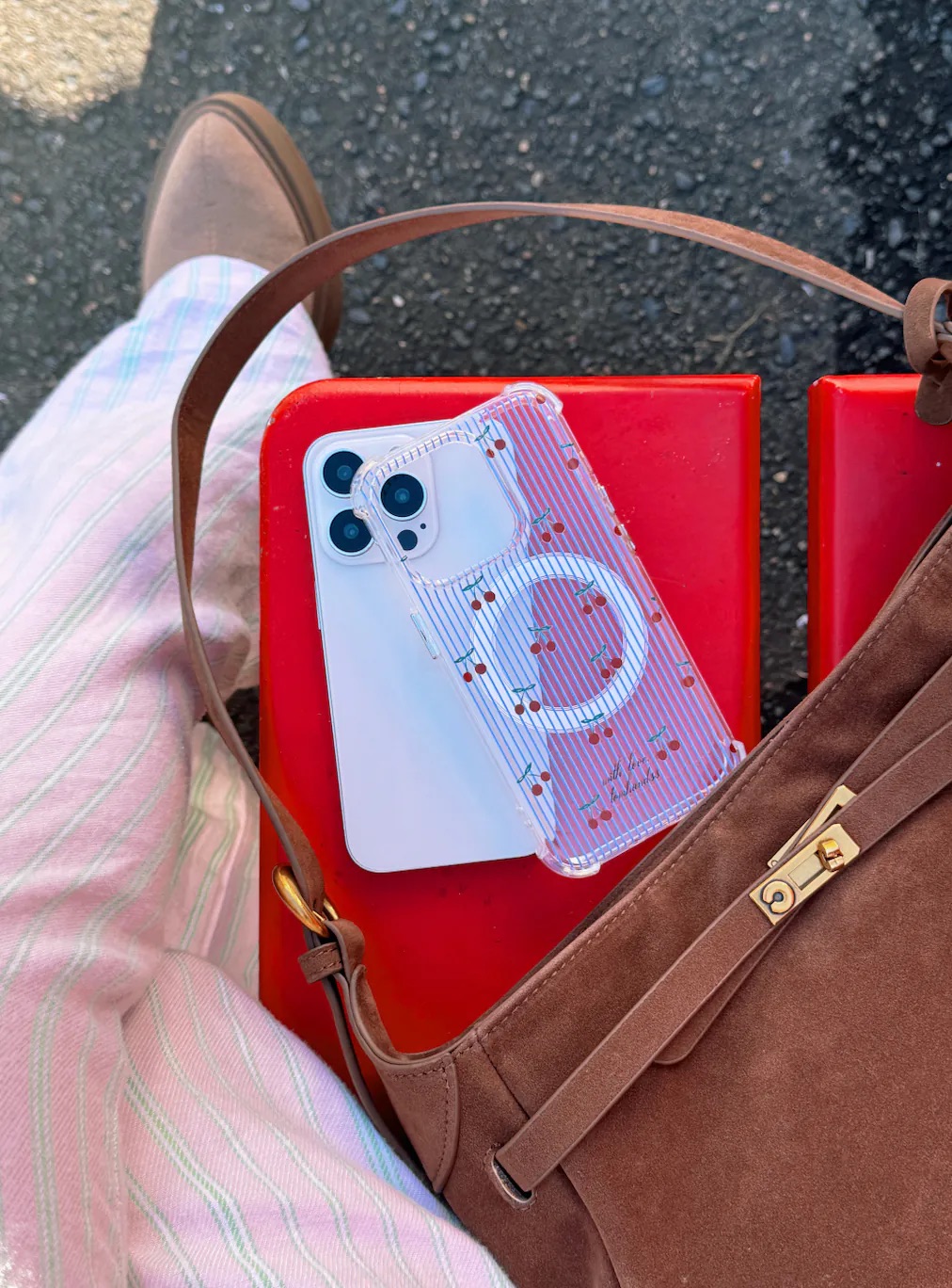 【Cherries in blue stripe】透明MagSafe iPhone Case