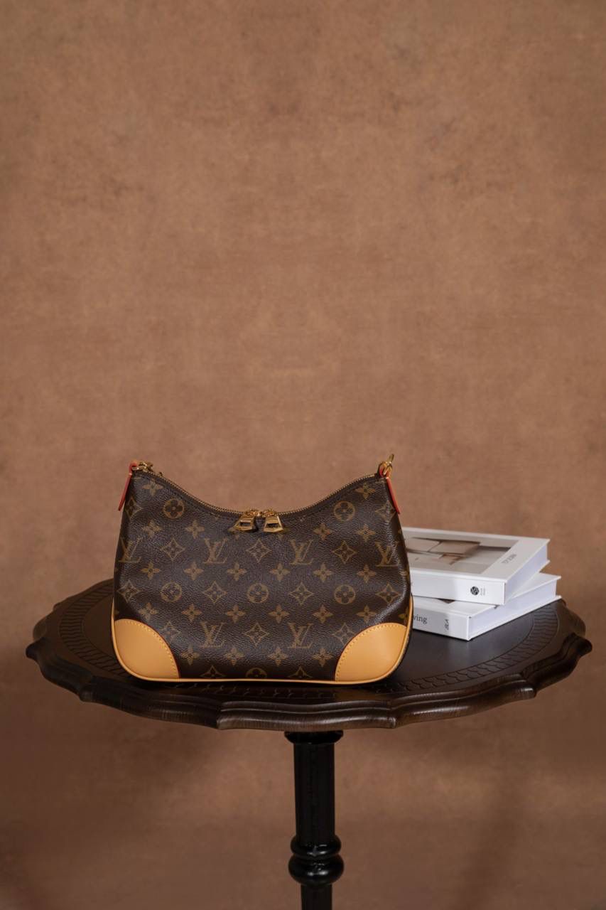 LV黄牛角😍 这款真的很火，一出就知道是爆款🔥 牛角包造型，小巧又可爱，但真的很能装，日常出门完全够用。 复古老花＋时髦设计，颜值超高，随便背都好看‼️ Size：29 × 16 × 9.5 cm 好看＋实用兼顾，真的属于那种买了不后悔的款💖