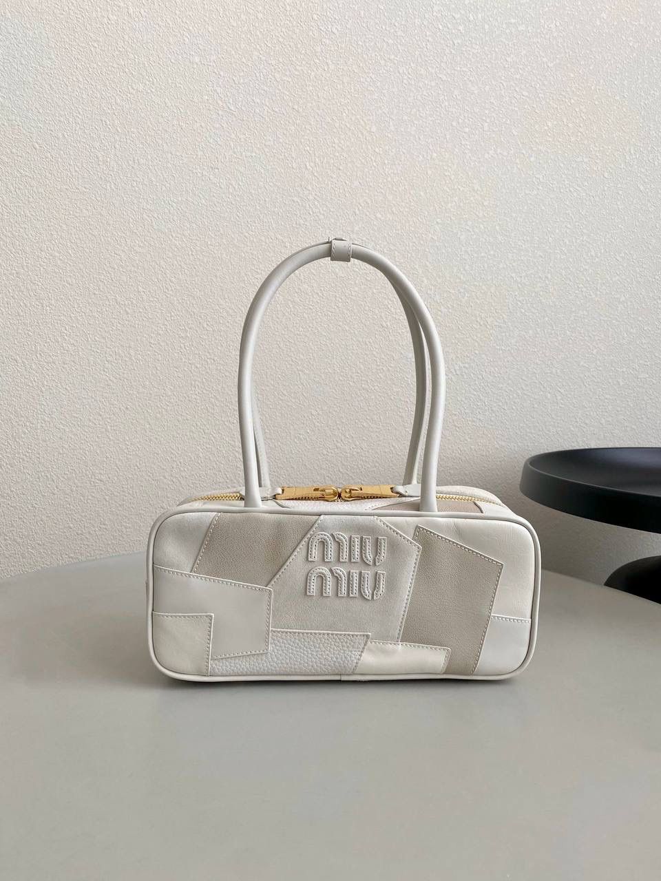 🈶拼接白 𝗠𝗶𝘂𝗠𝗶𝘂保龄球，大爆款 白色拼皮简直就是甜酷代名词！ 简约精致的设计真的好耐看 不同色系拼接有点流浪感又透着高级 色彩搭配温暖而富有层次，加上轻微的做旧 New vintage风的质感，很特别 整体造型非常慵懒惬意，保证了舒适性和实用性的同时还兼顾了美观性 时尚，非它莫属了！ 27×12×9cm #F0011m