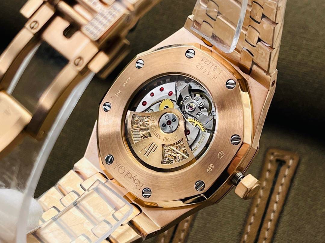 市场V4最高版本 爱.彼皇家橡树15400满天星系列腕表！ 1⃣️搭载进口9015机芯机械改装Cal.3120机芯，走时精准！ 2⃣️直径41MM！厚度9.8MM！ 3⃣️全表采用高亮度钻镶嵌，技艺精湛，不掉钻！ 4⃣️采用圈口可拆卸结构，市场大部分版本圈口不能拆卸！ 5⃣️316L全钢精磨工艺，质感更好！ 6⃣️全钻表盘，搭载高端指针！