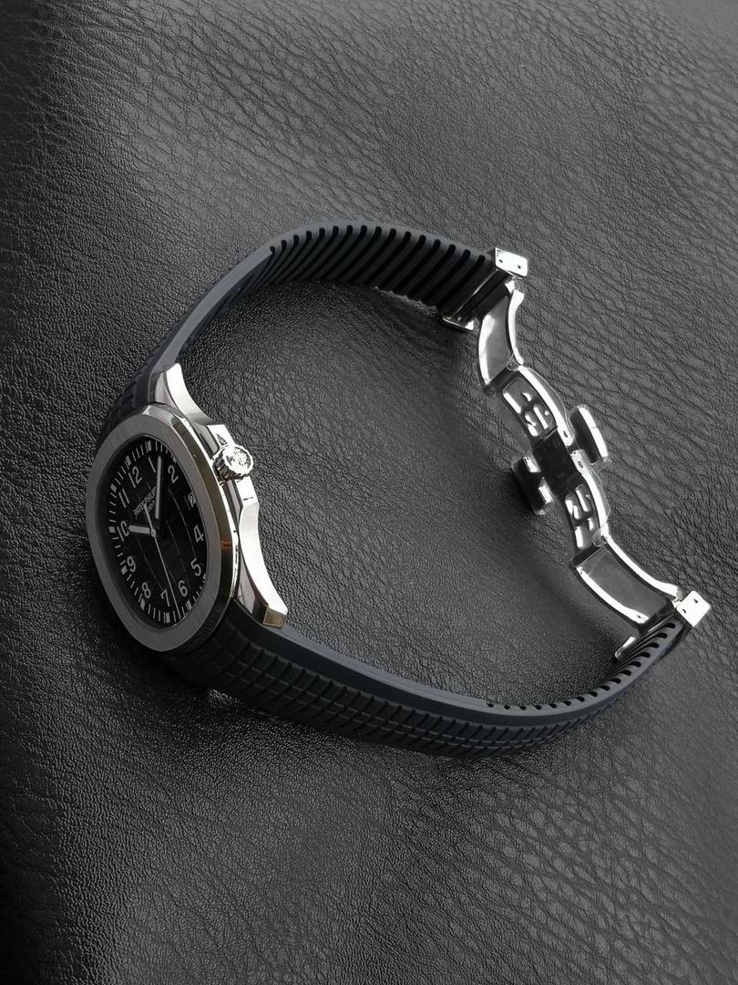 百达翡丽 5168G 配重手雷 1.壳套采用特殊材质CNC原版数据开模，整表重量和正品几乎没有区别，不同于市场普通版本上手轻飘飘，整表120克重 2.机芯选用324/330 一体开模机芯(3k同源机芯) 3.表壳尺寸42mm 厚度8.3mm(跟足原版) 4.所用配件，字面，针，胶带严格参照原版颜色开模定制，精益求精 5.表壳不锈钢 内部加重 承诺所有本厂出的配重表款绝不掉皮，掉皮无理由更换全新 6.表扣 表壳全部冲压贵金属logo 非腐蚀激光垃圾工艺！