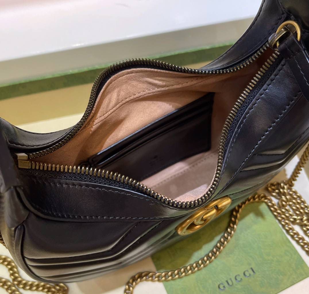 ✈️✈️✈️🔥𝐌𝐚𝐫𝐦𝐨𝐧𝐭系列半月包# ▫️型号：699514 ▫️尺寸：21.5*11*5cm 马尔蒙系列腋下包经典回归 四季热卖款，以月牙造型为特色，原厂牛皮立体绣花工艺饱满度很赞➕全铜五金❗️包包的轮廓很贴切身体的线条，可腋下手拎斜挎，性价比超高的一只.简直就是行走的种草机！