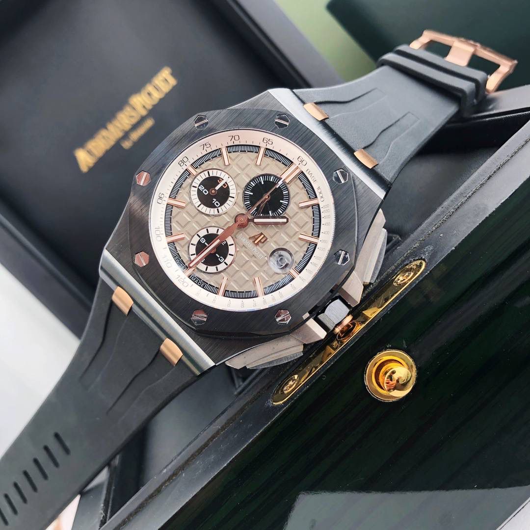 皇家橡树 - 爱彼AP 26400系列 44毫米直径 市面上最好版本的超级复刻 柔软硅胶带 皇家橡树离岸型 男士全自动机械腕表 ，316L精钢表壳 ，搭配原装复刻定制机芯Cal.3126全自动机械机芯 走时精准 稳定，透视后盖 裸露的机芯跟正品一模一样，反炫光蓝宝石玻璃 ，超级耐划痕，搭配原厂模具橡胶表带，原装针扣 ，300米防水，整壳套超高品质，超A做工，非市场普通货，货有所值 ，硬汉必备神器，爱彼入门级腕表 强烈推荐，制作耗时又耗精力，尽可能把最精至的腕表呈现给各位腕表爱好者。