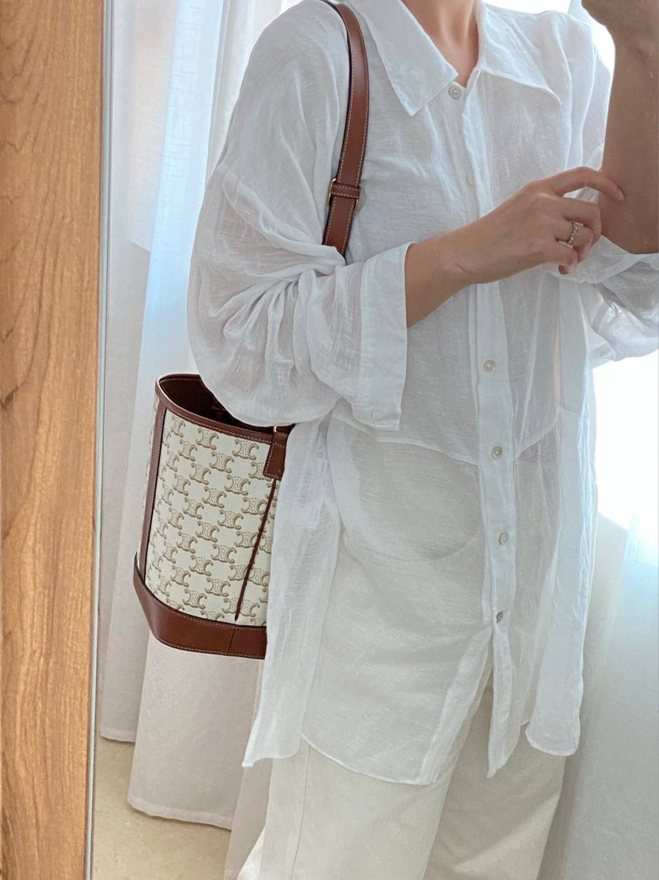 🔥大货实拍图 𝗖𝗘𝗟𝗜𝗡𝗘♥𝗧𝗥𝗜𝗢𝗠𝗣𝗛𝗘 𝗖𝗔𝗡𝗩𝗔𝗦小号水桶 型号：191442 尺寸：30*22*13cm。 小个子女生也能轻松hold住的水桶包🧡