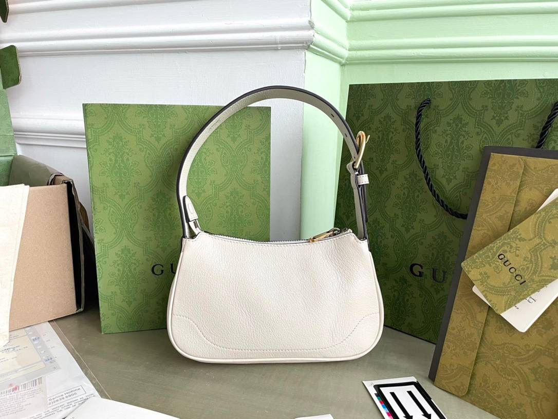 👜aphrodite系列 型号:739076 尺寸:21*12*4 手袋向20世纪90年代末和21世纪初流行款式致敬，以全新廓形演绎，将经典设计与流行配色和富有辨识度的双g配件融于一体，打造时尚前卫且别出心裁的包袋造型。这款肩背包以黑色软皮匠心打造，巧妙融入金色调拉链开合.🔥🔥