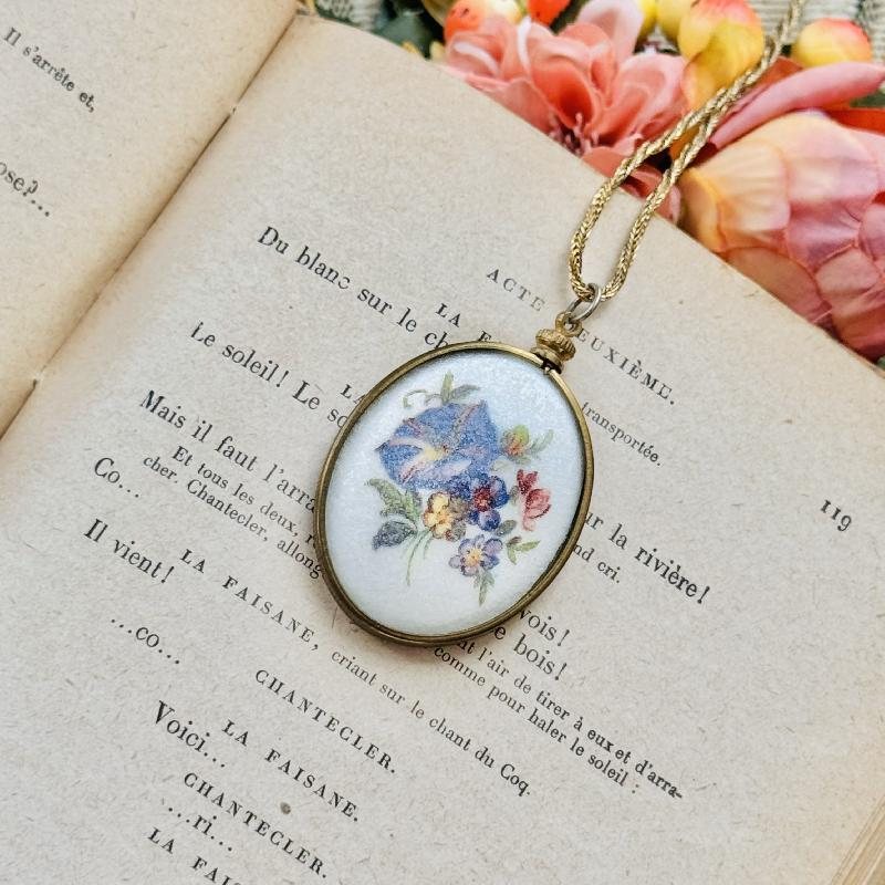 Vintage C.a. 1960-70s "Sugar-Coated" Morning Glory Flower Bouquet Pendant Necklace (MT2018-4)