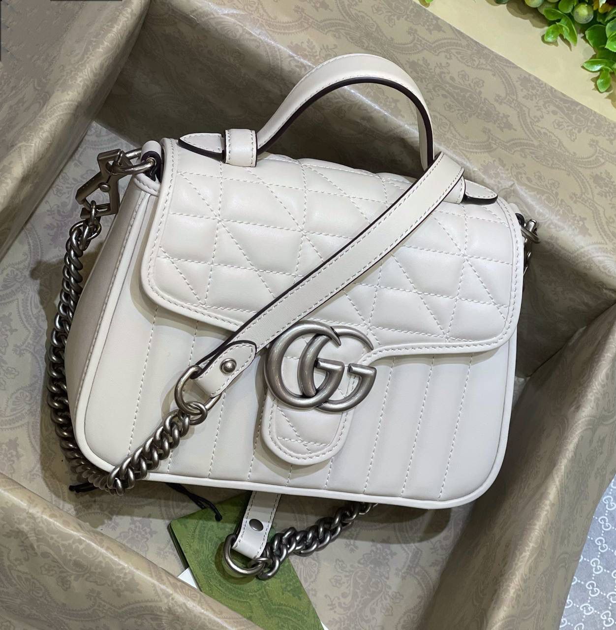 ✈️✈️✈️🔥𝙈𝙖𝙧𝙢𝙤𝙣𝙩 菱格原厂皮# ▫️型号583571 ▫️尺寸 21*15.5*8cm G家新款系竖菱格主题，焕新演绎经典造型，选用原厂牛皮材质，饰带银灰色双G，可拆卸金属链肩带设计，可令手提包轻松转换成肩背包，打造多种携带选择。