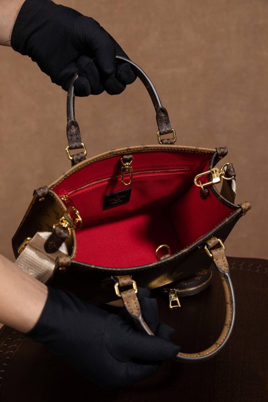 LV Onthego🎀 Toron 手柄搭配有品牌字样的提花肩带，风格对比很特别～ 还贴心附上 可拆卸零钱包，放零钱或小东西刚刚好，设计真的很加分👍 ▪️尺寸 25 × 19 × 11.5cm▪️ 大小刚好，不会太大也不会太小，日常出门超适合。 好看又实用，真的要说一句：设计师很懂女生啦～ 😆 这是 2023 早春系列，独家品质，这一季真的一定要选它！ 小号手袋把 Monogram + Monogram Reverse 拼在一起，再加上 Monogram Giant 图案，整体超有时尚感，怎么看都高级✨