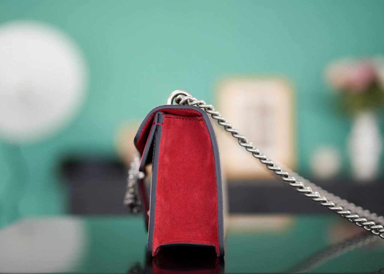 🥯GG。 Dionysus系列经典酒神 钻扣红色25cm 正品售价¥24.000 新尺寸设计一出来让人拍手叫绝 GG的设计师真的太懂女人了 从前纠结大号太大小号太小的姐妹，这会可以冲了 最新的酒神钻扣新款虎头镶嵌上了施华洛世奇水晶钻，整个包洋气时尚特别气质 而且改良后的包身自重很轻，尺寸大小很完美 官方款号 499623 尺寸：25x13x7cm