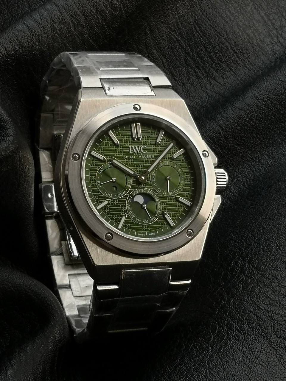 万国工程师系列万年历腕表，复刻界最复杂的腕表，所有功能同步原装，所有功能调节通过把头控制. 1⃣️【功能介绍】3点钟位置显示日历，9点钟位置显示星期，6点钟月份月相指针显示。 2⃣️【做工精细】外壳采用原版同样的三件套结构，中间拉丝，上下壳为抛光，镜面采用高成本的锅盖形蓝宝石，使其质感提升。 3⃣️【机芯性能】尺寸41.6mm,机芯采用天津机芯改82600，高效稳定，动力时间长达72小时以上，进行加装复杂的万年历模块，而且同步所有功能实现同步原装通过把头调节。 4⃣️【⚠️注意事项】由于万年历模块十分复杂在出货前都会调准时间，客户收到直接上链上手佩戴即可，⚠️请不要轻易乱调，由于机芯加装升级功能，调节需慢慢按调。