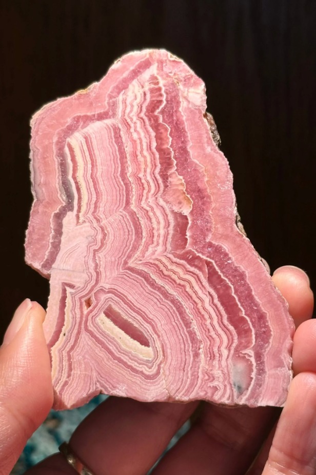 精美菱錳礦切片：天然粉色條紋，獨特裝飾擺件