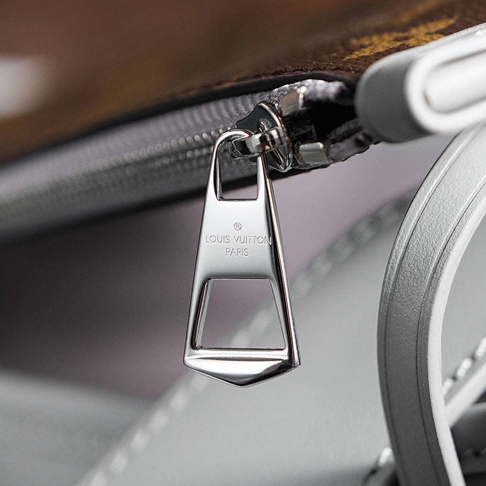 𝐂𝐀𝐑𝐑𝐘𝐀𝐋𝐋 𝐃𝐀𝐑𝐊芯片跳动码中号👜✨ ↘爆款𝐶𝑎𝑟𝑟𝑦𝑎𝑙𝑙 𝐷𝑎𝑟𝑘鲨鱼灰，强烈推荐闭眼入！ 羊皮面料搭配着老花肩带点缀，简直又是新宠大爆款， 慵懒随性感轻松拿捏🤏🏻 上市后一直处于一个断货王的存在！ 五金材质：厚镀纯钢五金 皮料材质：法国进口小羊皮 尺寸详情：𝟑𝟗*𝟑𝟎*𝟏𝟓cm