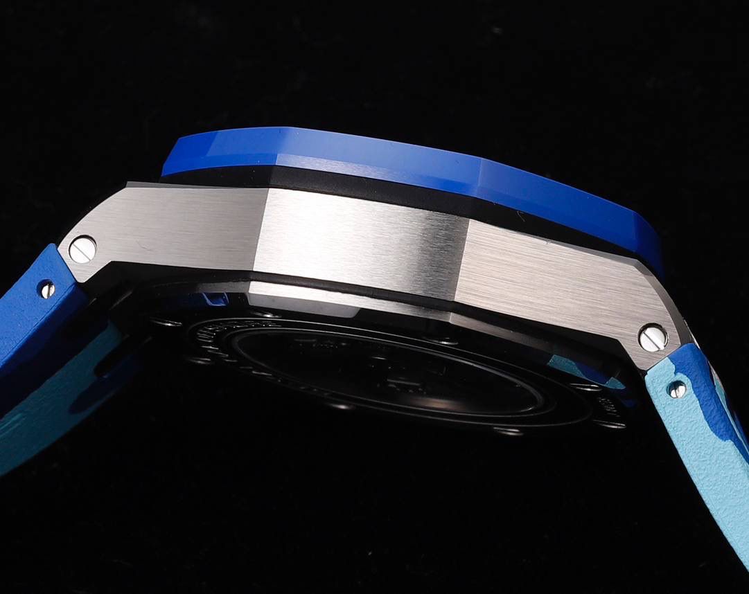 🚀皇家橡树离岸型26400/26238/26470系列正式登场！款式最全，做工最好的爱彼计时款腕表来了，有做工好的顶级货😍💯廉价的小厂货就别去考虑了！ 1，机芯采用12位小秒的定制版3126计时机芯，完美还原原版所有功能。经过精密打磨，大大加强了其稳定性。 2，其中碳纤维系列表壳采用全新碳纤维复合材料——「Carbon TPT® B.4」打造，这种高科技材料比常规 Carbon TPT® 密度提高4%，纤维硬度提升15%，树脂强度提升30%，材料结构经过各项异性优化，保持轻盈同时无比坚韧，提供迄今最强的抗冲击性能。 3，字面颜色均采用目前最先进电镀技术，非几年前的简单喷漆技术。每一个巧克力格纹装饰，通过CNC级别打磨，无限接近原版。 4，同步原版搭载微微活动头粒，胶带采用进口氟橡胶材质，皮带采用美洲鳄鱼皮材质，更加耐磨耐造。