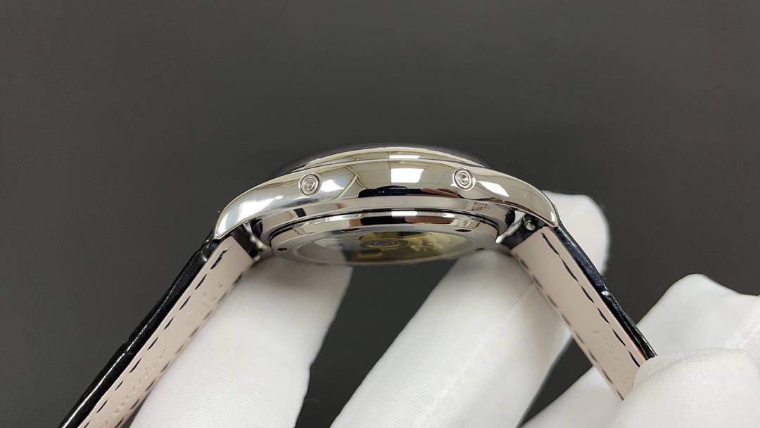 🌐新款到货🌐 百达翡丽最热门款式，PP复杂功能计时系列5146R 5147。功能方面的巧妙构思，外观上的合理布局，以及优越的机芯性能，无一不体现出百达翡丽大师们的独特设计，一件经典的艺术品。 采用39mm表盘直径，高性能Cal.324自动机械机芯，具备年历，日期，月份和月相显示功能，提供了强大的时间衡量功能，表盘设计中心大秒针，是时间易于读取。 相信这样的一款腕表会是很多爱表人士所梦寐以求的，但是就如它水中月的意象一样，可遇而不可求，所以，如果有个机会出现在你面前，那么就好好珍惜吧。