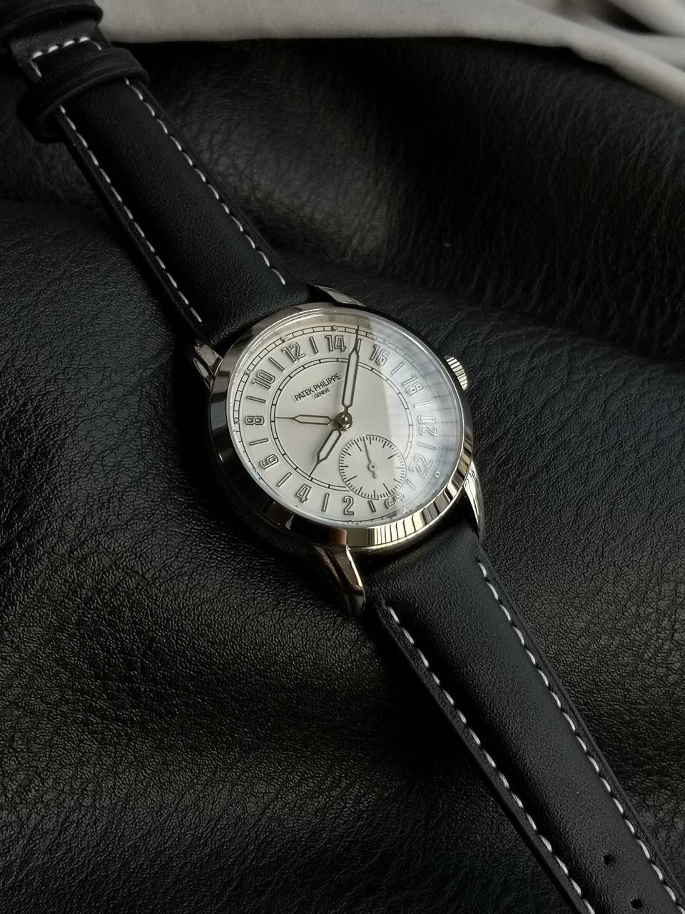 百达翡丽复杂功能系列5224R-001重磅登场，复杂时计腕表，以超复杂的工艺技术打造休闲运动腕表。 机芯采用复刻版31-260 PS FUS 24H自动上链机芯，在实现外观的逼真前提下，功能一并完美诠释。 改装大师独立制表人，倾情参与定制改装表盘颜色，给予独一无二的腕表增添有趣的灵魂！ 匠心力作 欢迎各位表友品鉴！