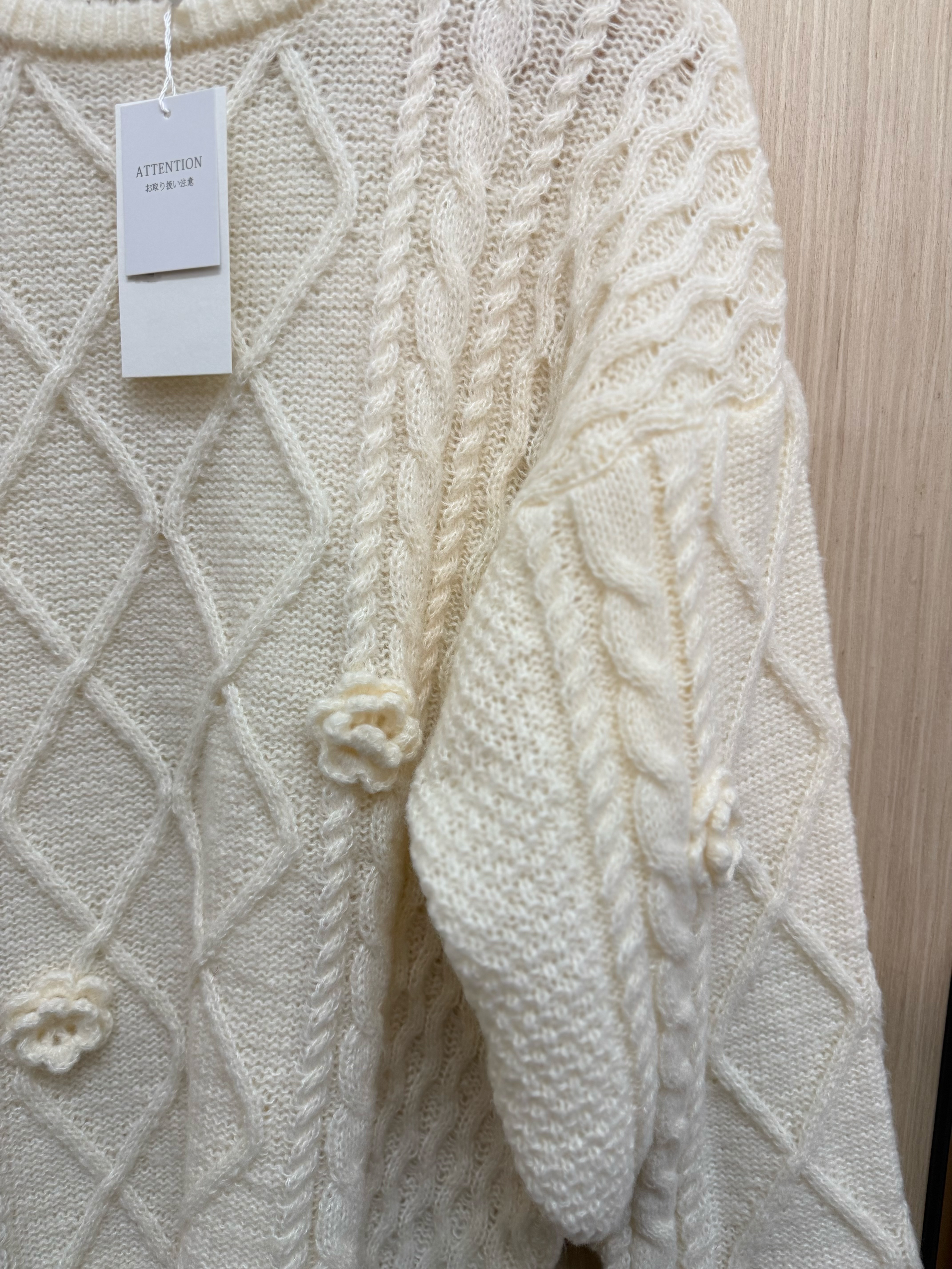 立體刺繡花冷衫（白色）