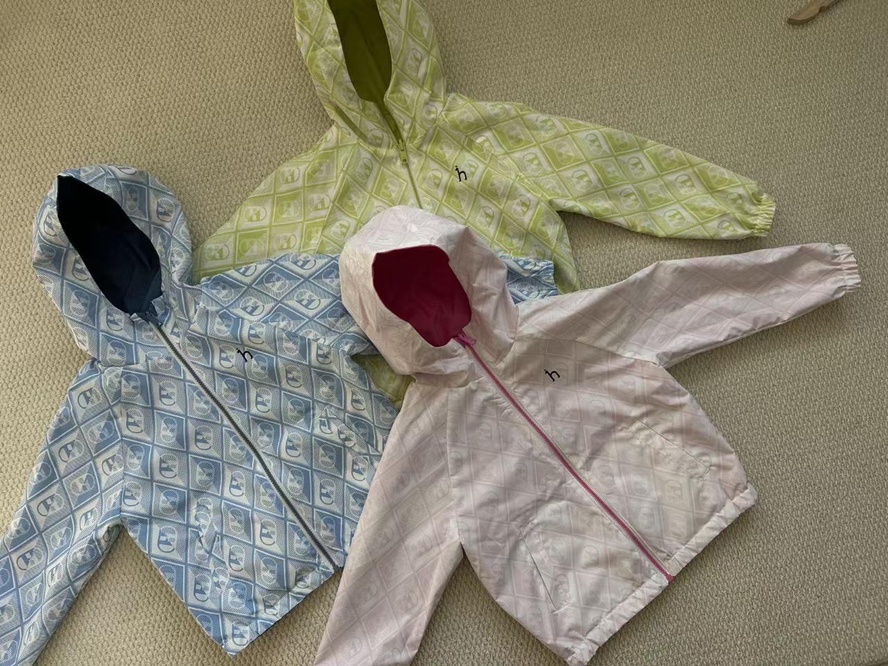 $188件。2件起$180件。3色選擇🐶 HAZZYS 哈吉斯雙面款 2026春季新款男女童兩面穿防護透濕科技連帽外套（26016