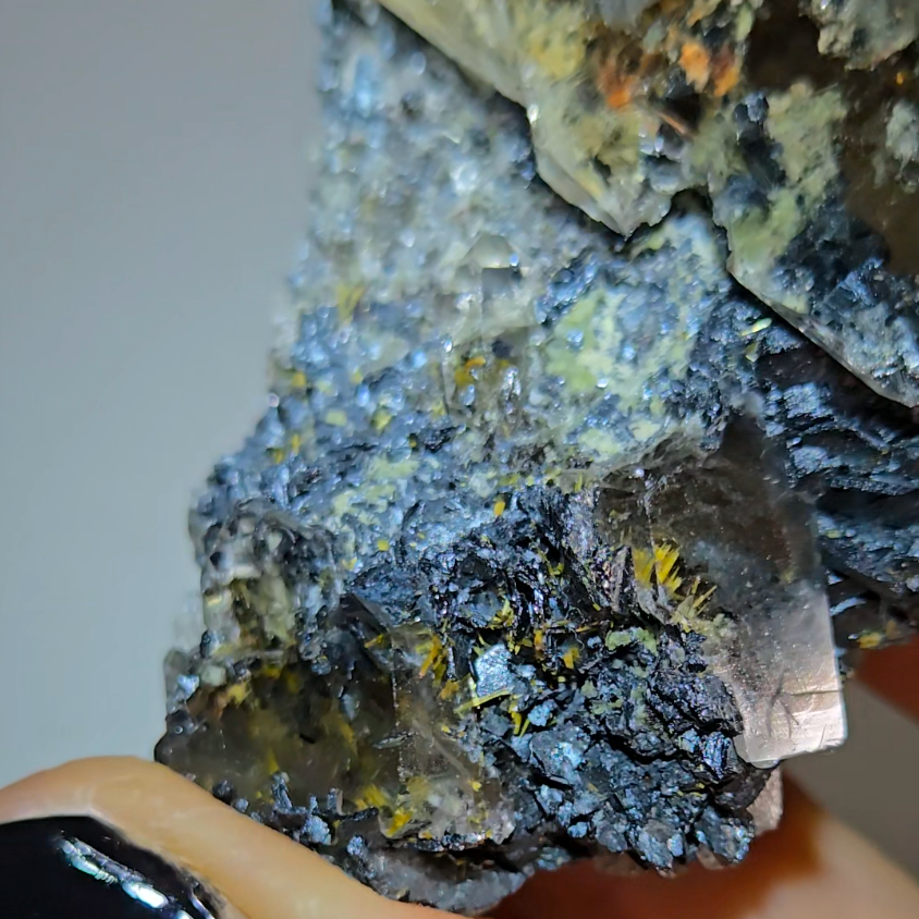 Golden starburst rutiles in quartz on black hematite - RT1444