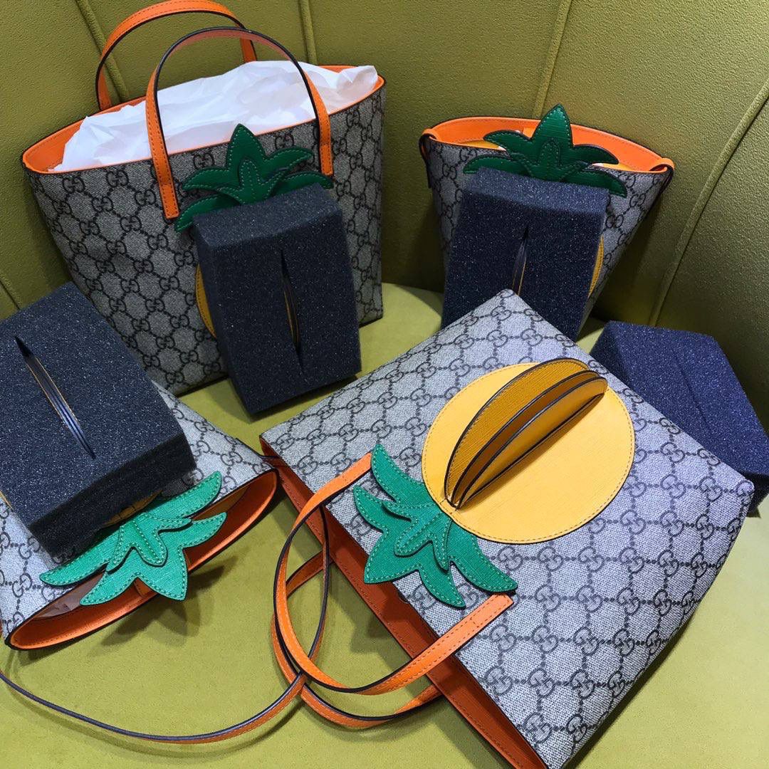 🔥𝙂𝙪𝙘𝙘𝙞原厂菠萝包 这款儿童菠萝包依旧很火，高颜值的搭配，很多小姐姐看到它都是毫无抵抗力～敲可爱！ 大菠萝：580840 尺寸：21*20*10cm