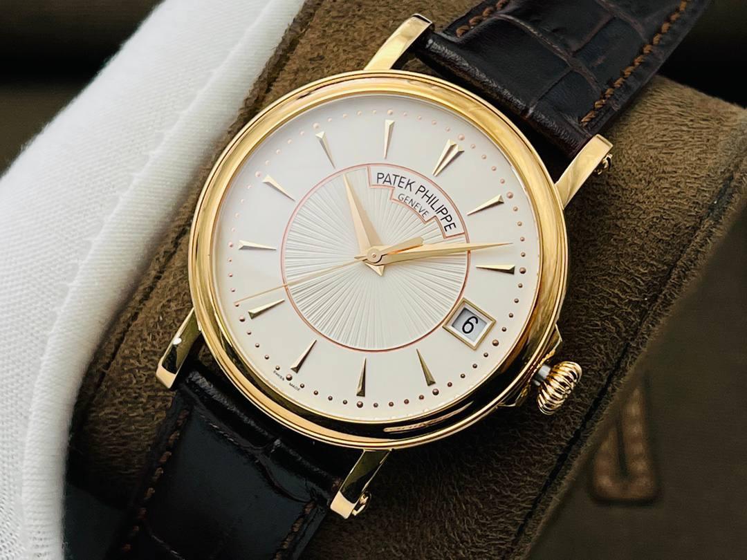 百达.翡丽古典5153系列腕表，儒雅而至！精彩细节：腕表尺寸38毫米，厚度10毫米！ 1⃣️表壳打磨：为了追求正品温润如玉的效果，ZF制表师精磨细造，慢工出细活。 2⃣️防尘盖与壳体的衔接机制，有媲美带正品一样的清脆手感。 3⃣️刻度和指针，采用最新的贵金属电镀工艺处理，效果更上一层楼。 4⃣️“锅盖型”微凸蓝宝表镜，版型与正品一致，效果通透，辨时清晰。 5⃣️贵金属钢印立体规范，清晰生动！ 6⃣️【引领一体机时代】采用定制版Cal.324一体机——更薄，更稳，更像。最重要的是仿真度直线上升了。 7⃣️【表带】经典意大利小牛皮表带，纹路清晰，质感好。搭配圈市面最顶级的百达翡丽灯笼表扣，通用原装无压力。