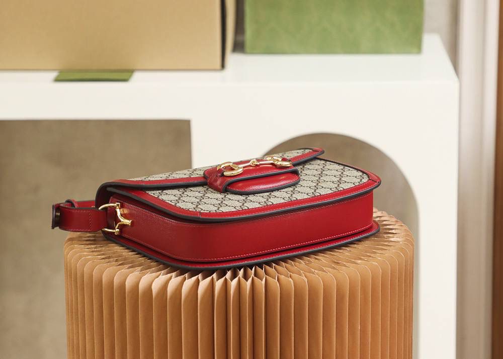 小古家这只𝙂𝙪𝙘𝙘𝙞 𝙃𝙤𝙧𝙨𝙚𝙗𝙞𝙩 1955， 已经爆到人手一支的节奏，超级大爆款！ 被称为“真香系列”，标志性的马衔扣设计元素， 已经成为品牌耀眼的标志性元素之一， 同时配以可调节肩带，更加人性化设计！ 闭眼都要入的爆款单品！