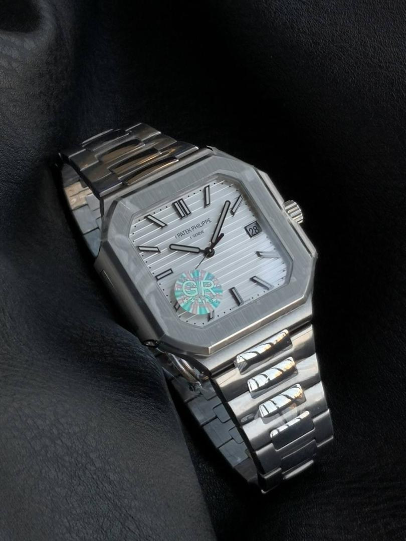 百达翡丽 方形 新系列CUBITUS 5821腕表 亮点特色：1️⃣机芯:搭载定制9015改Cal.26-330 SC一体机，调时不停秒，调时不停秒，摆轮位置均与正品一致，自动上链机芯。2️⃣钢带:316L定制级人体工程学表带，新扣款式。3️⃣表壳:尺寸45毫米厚度仅8.3mm，为表壳对角线长度(即10点位至4点位),因为表壳近似于方形，上下边的宽度会小于这一数值，所以视觉效果并不是很大。 搭配上，5821属于运动风格腕表，日常搭配正装和休闲风格也可以。