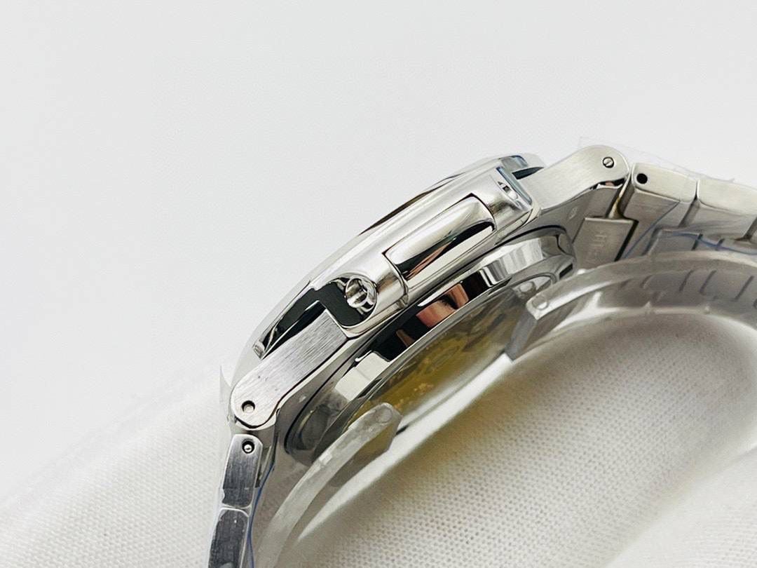 百达翡丽PATEK PHILIPPE优雅运动系列5711/1A鹦鹉螺，钢表之王，全网最佳解毒方案！细节方面： 1⃣️直径40毫米！ 2⃣️搭配定制版机改Cal.324自动机芯。 3⃣️316L定制级人体工程学表带！ 4⃣️钢带圈口珠是钻石型的，与正品相结合。