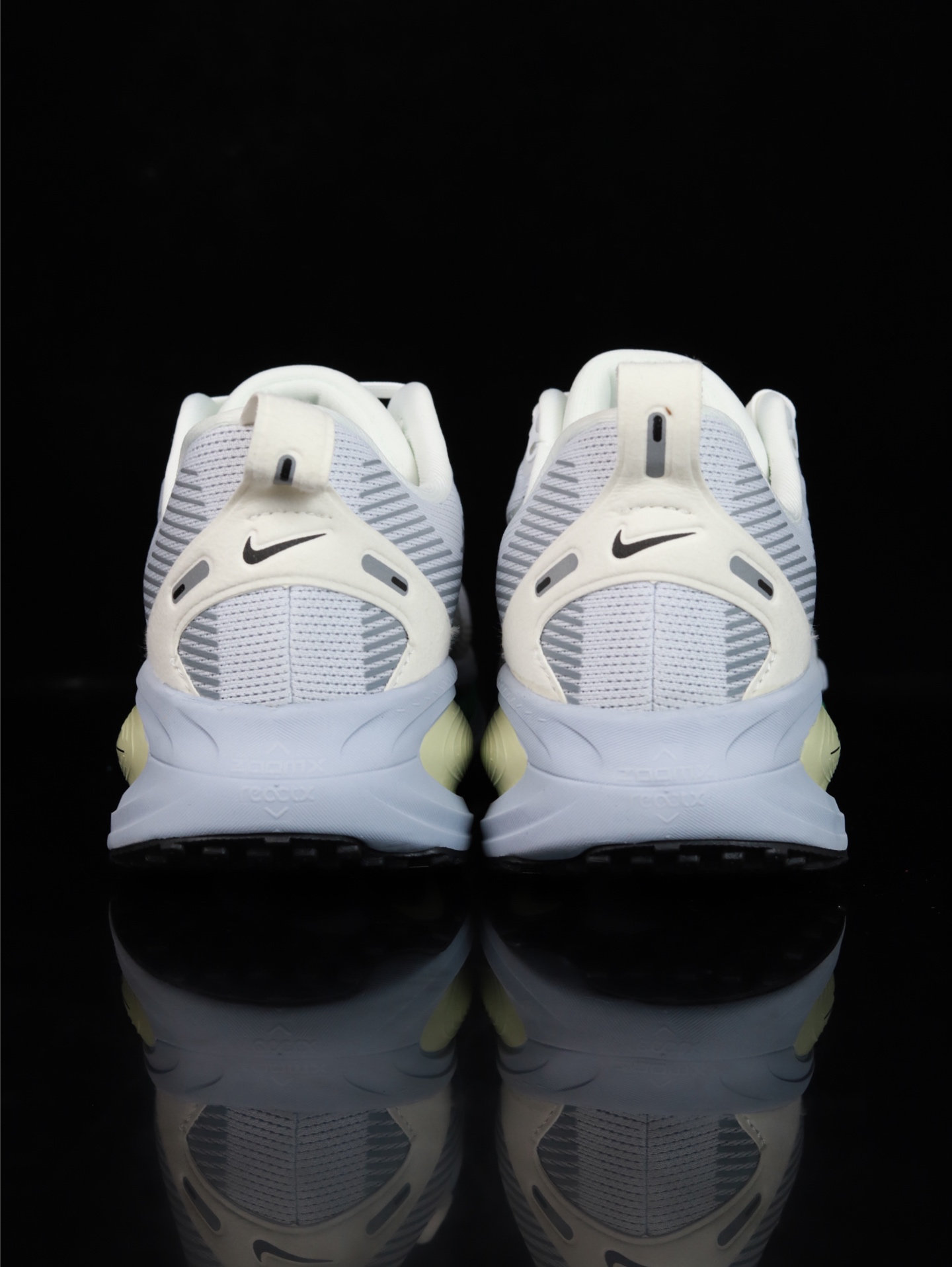 Nike Vomero 18 HM6804-108