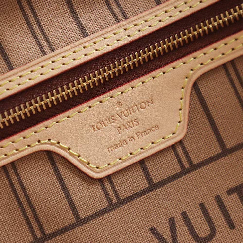 LV Neverfull 购物袋 👜✨ LV 最新款 Neverfull，经典款又升级啦 💕 里面有重新设计的内袋，用的是清新布料内衬，加一点复古小细节～ 还附送可拆拉链小包，可以单独拿来用，当手拿包也很可爱 🥰 经典 Monogram 帆布，加上亮亮的内衬颜色，看起来更年轻更活泼 ✨ 📏 中号尺寸：32 × 29 × 17 cm