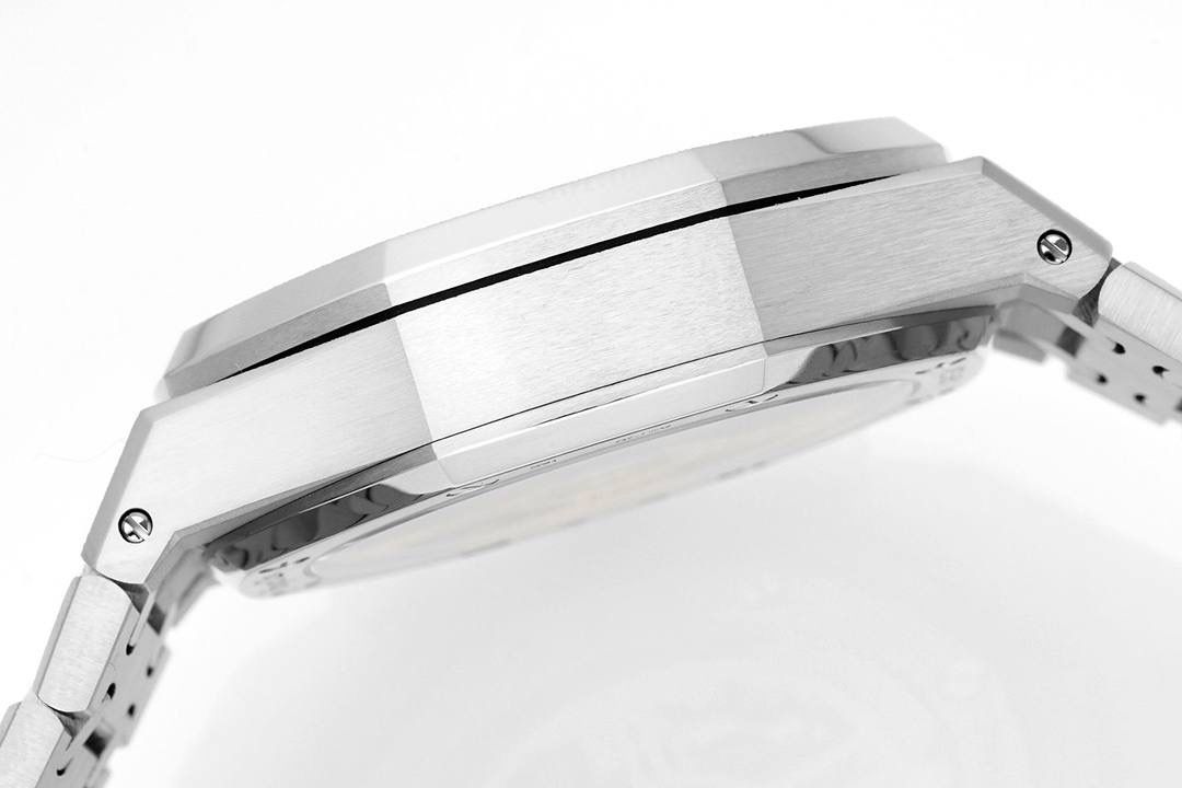 🚀新品爱彼皇家橡树系列26240系列，是一款41毫米精钢自动上链计时码表，搭载APS开发自研Calibre 4401一体机芯，具备飞返计时、小时/分钟/小秒显示及日期功能。其标志性八角形表圈配以八颗六角螺丝，搭配“Grande Tapisserie”大型格纹表盘，层次感鲜明。一体式精钢表链延续了1972年首款皇家橡树的经典设计，兼具运动与优雅。全新开发一体机芯采用导柱轮与垂直离合结构，振频28,800次/小时，与原版完全一致，动力储存约70小时，防水深度50米。AP融合高级制表工艺与前卫美学，是奢华运动腕表的典范之作。💯🔥🔥