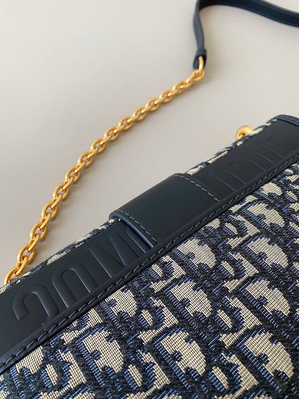 老花蓝 𝗗𝗶𝗼𝗿 𝗠𝗼𝗻𝘁𝗮𝗶𝗴𝗻𝗲蒙田30链条款🩵 自带法式复古感的经典爆款 当红炸子鸡的一只，实在太火了 链条肩带比皮肩带款更温柔女人些 隔几年再拿出来看，还是嘎嘎香 而且每年都在涨，早已经越来越难买 实用保值的首选！跟着买就对了！ 答应我，立马买！不要犹豫！ 25×16.5×8cm 大号/中号/小号都🈶!