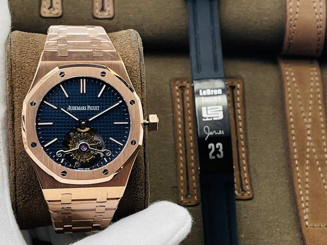 爱彼A P皇家橡树陀飞轮精品腕表 升级细节🔥 1⃣️独家订制Cal.2924机芯，动力储存68小时！ 2⃣️腕表依旧保留的八角形表圈、标志性的六角形螺丝以及经典表带！ 3⃣️皇家橡树系列超薄陀飞轮腕表在经典的“Tapsisserie”格纹上进行再度创新，形成了新的格纹“Tapisserie Evolutive”！熟悉又陌生的表盘格纹装饰带来全新观感，成为这款腕表的点睛之笔。 4⃣️表壳直径为41毫米，厚度为11.2毫米！