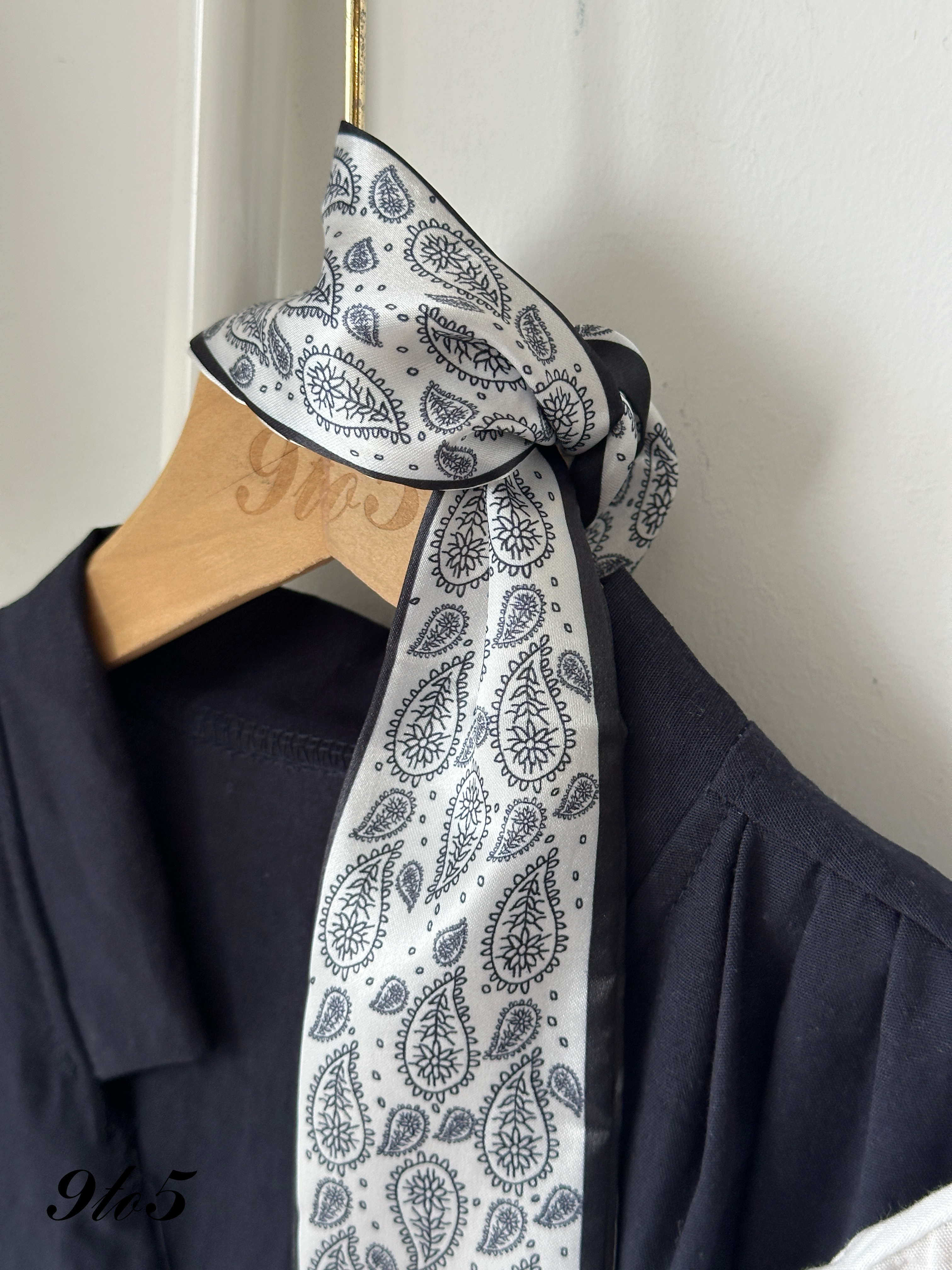 T4306 Diamond Neck Shirt - Blue & White