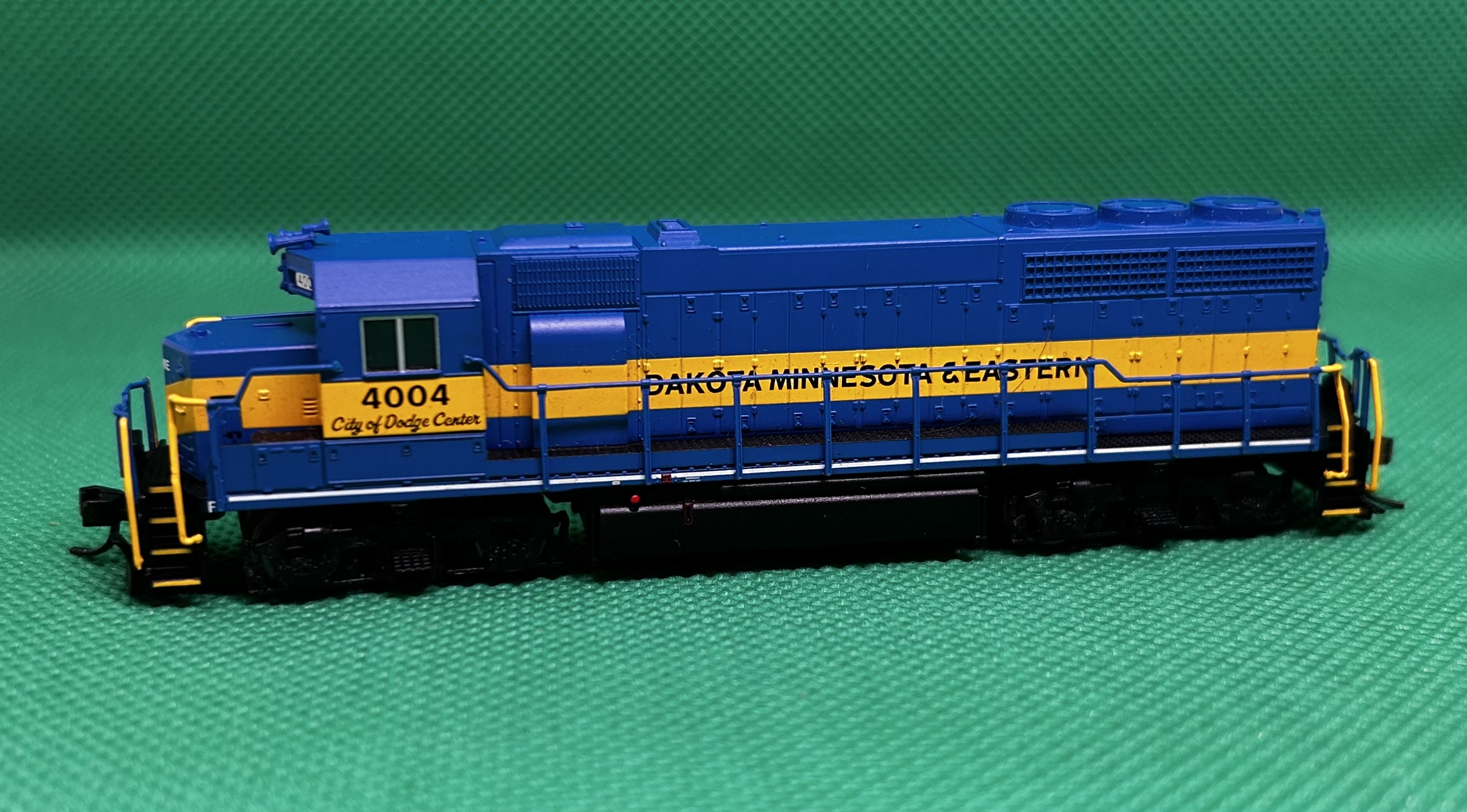 Atlas N' EMD GP40 Dakota, Minnesota & Eastern #4004 City of Dodge Center NIB