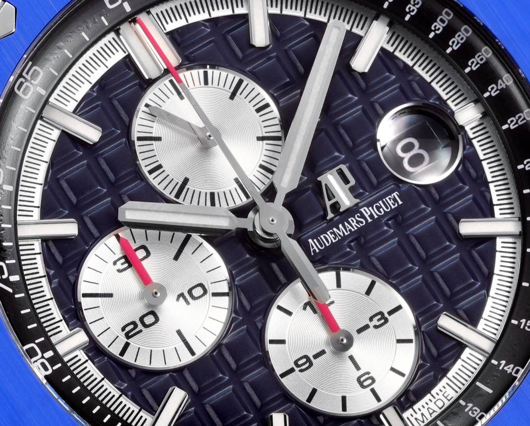 🚀皇家橡树离岸型26400/26238/26470系列正式登场！款式最全，做工最好的爱彼计时款腕表来了，有做工好的顶级货😍💯廉价的小厂货就别去考虑了！ 1，机芯采用12位小秒的定制版3126计时机芯，完美还原原版所有功能。经过精密打磨，大大加强了其稳定性。 2，其中碳纤维系列表壳采用全新碳纤维复合材料——「Carbon TPT® B.4」打造，这种高科技材料比常规 Carbon TPT® 密度提高4%，纤维硬度提升15%，树脂强度提升30%，材料结构经过各项异性优化，保持轻盈同时无比坚韧，提供迄今最强的抗冲击性能。 3，字面颜色均采用目前最先进电镀技术，非几年前的简单喷漆技术。每一个巧克力格纹装饰，通过CNC级别打磨，无限接近原版。 4，同步原版搭载微微活动头粒，胶带采用进口氟橡胶材质，皮带采用美洲鳄鱼皮材质，更加耐磨耐造。