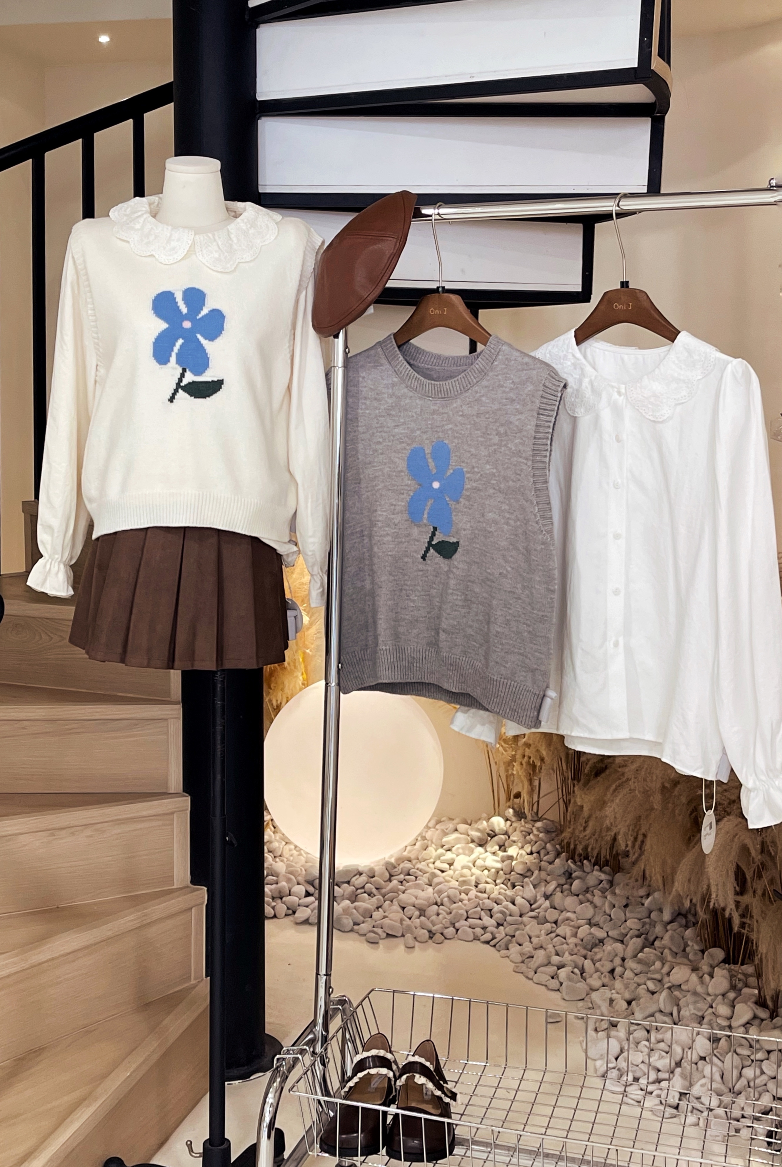 花花马甲+蕾丝领衬衣