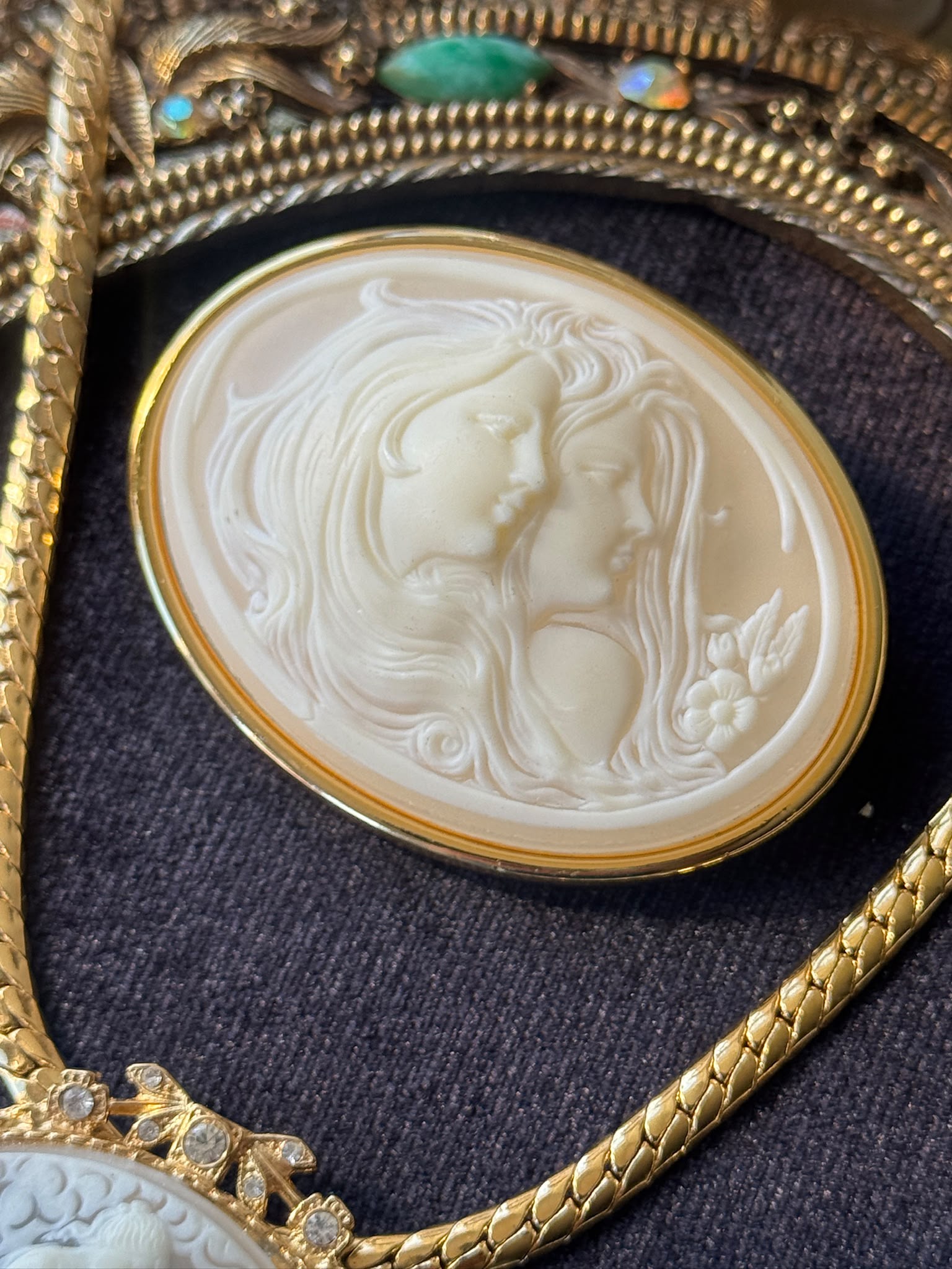 Vintage C.a. 1970s Double Lady Silhouette with Flowing Hair Shell-like Resin Cameo Brooch (MZ025)