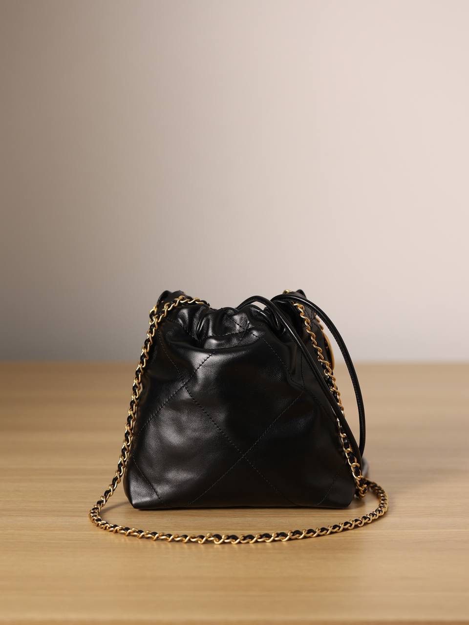 chanel 22迷你手袋💞👜 独家渠道货 高清实拍图首发 材质：亮面小牛皮与金色金属黑 牛皮是原厂皮 、原厂进口头层小牛皮、真皮、毛孔清晰可见的小牛皮 五金材质是做旧的古铜金属 尺寸：20cm x 19cm x 9cm