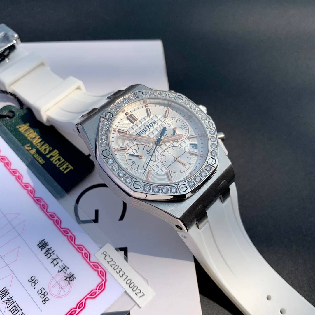 明星王子文同款，皇家橡树离岸系列计时腕表！目前在国内外女款热门之一市场正品一表难求，二手市场价格更是不断上涨！为了保证大家花最少的钱就能买最划算的表款，我们良苦用心！打造技术性攻破已做到壳可正品互换。真真正正做到原装一致！各方面非常谐调优秀！非常难得的款式希望你们不要错过😄